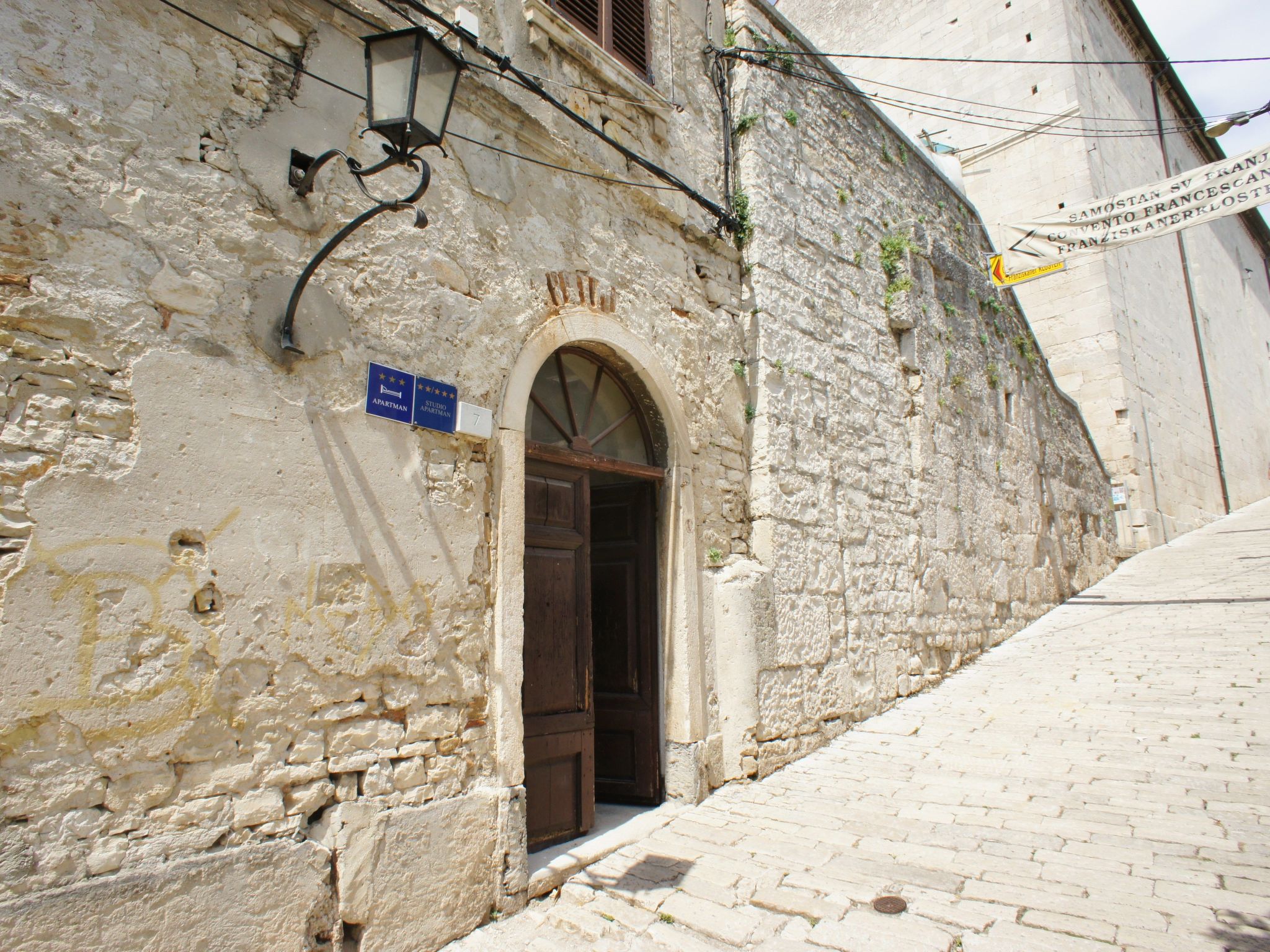 Photo of Stilvolle Wohnung in Arena mit großer Terrasse