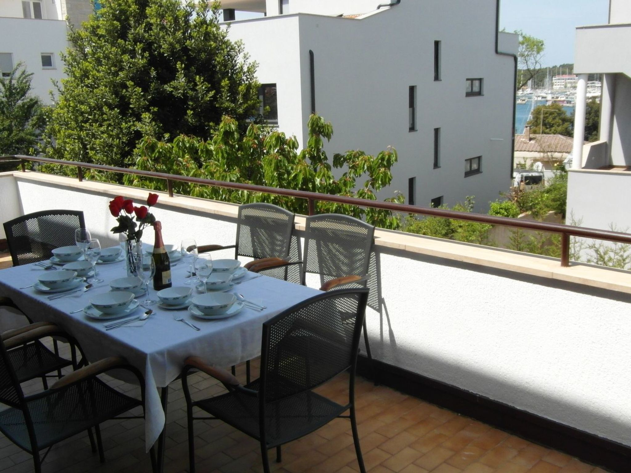 Wohnung mit großer Terrasse-Binnen