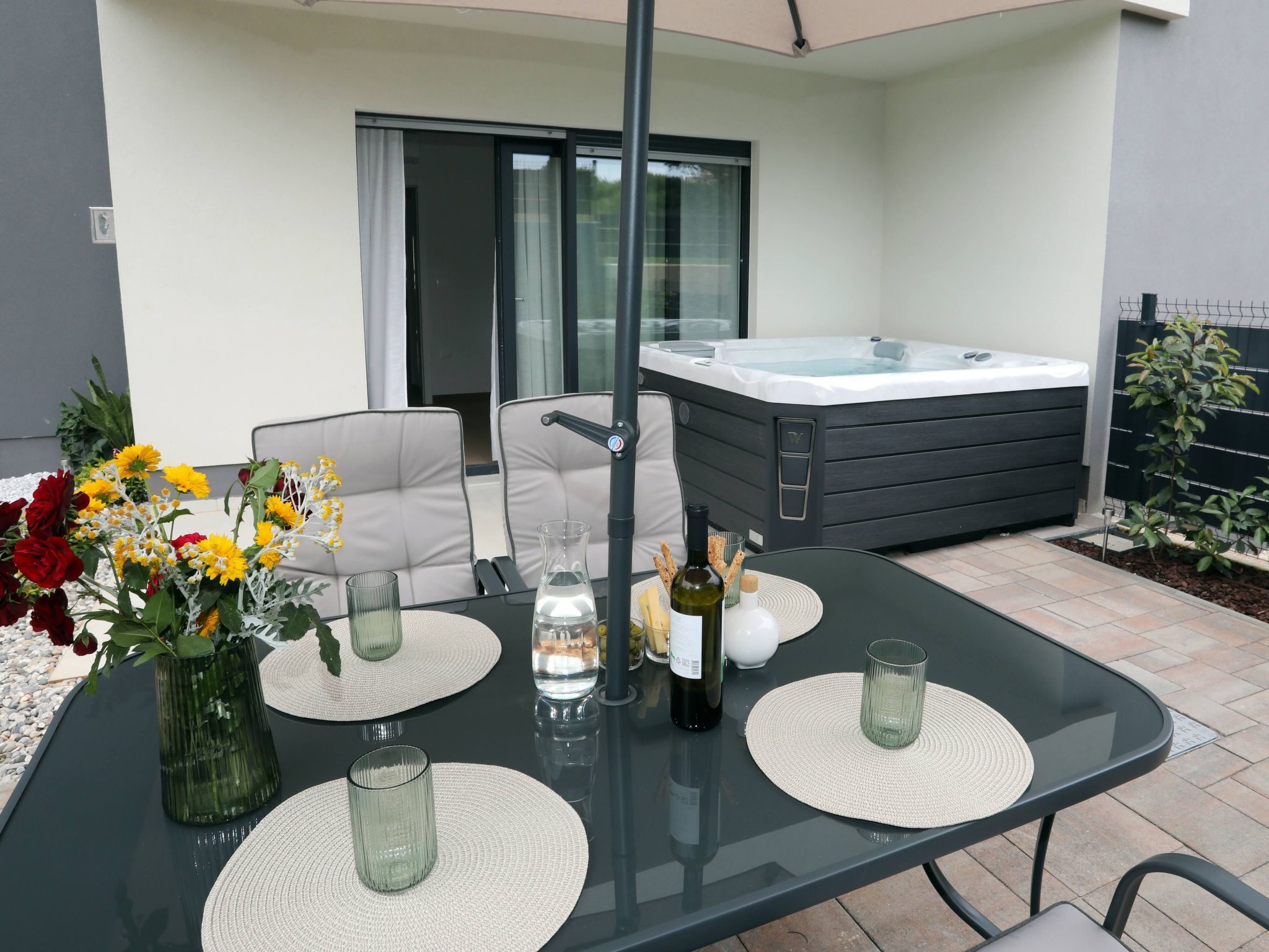 Photo of Luxus-Appartement mit Jacuzzi, Parkplatz und Garten