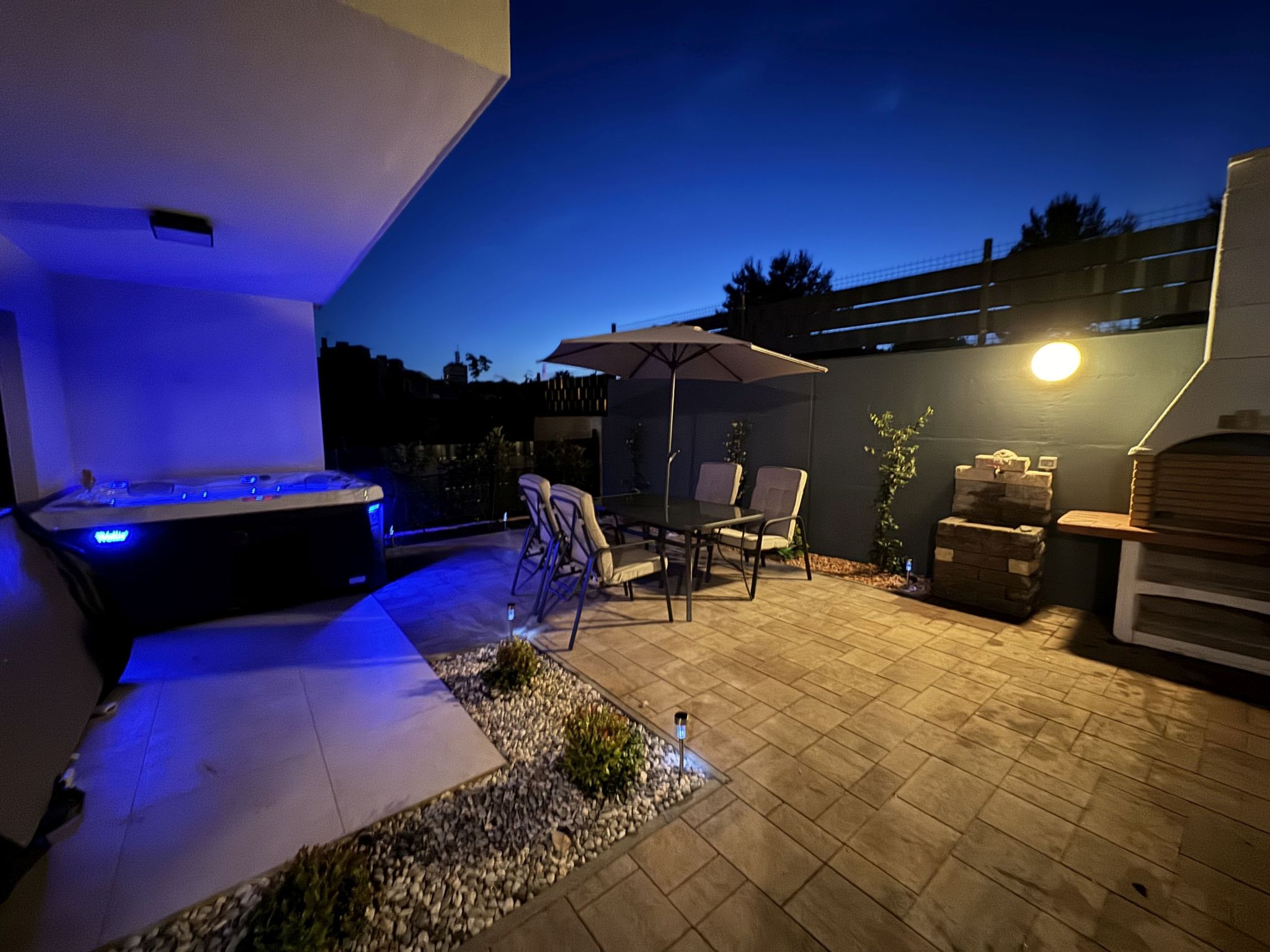 Photo of Luxus-Appartement mit Jacuzzi, Parkplatz und Garten