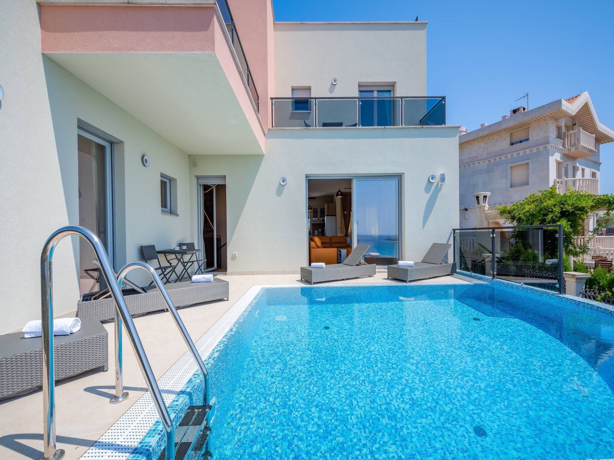 Cedar in Stoja mit großzügigem Garten-Drinnen