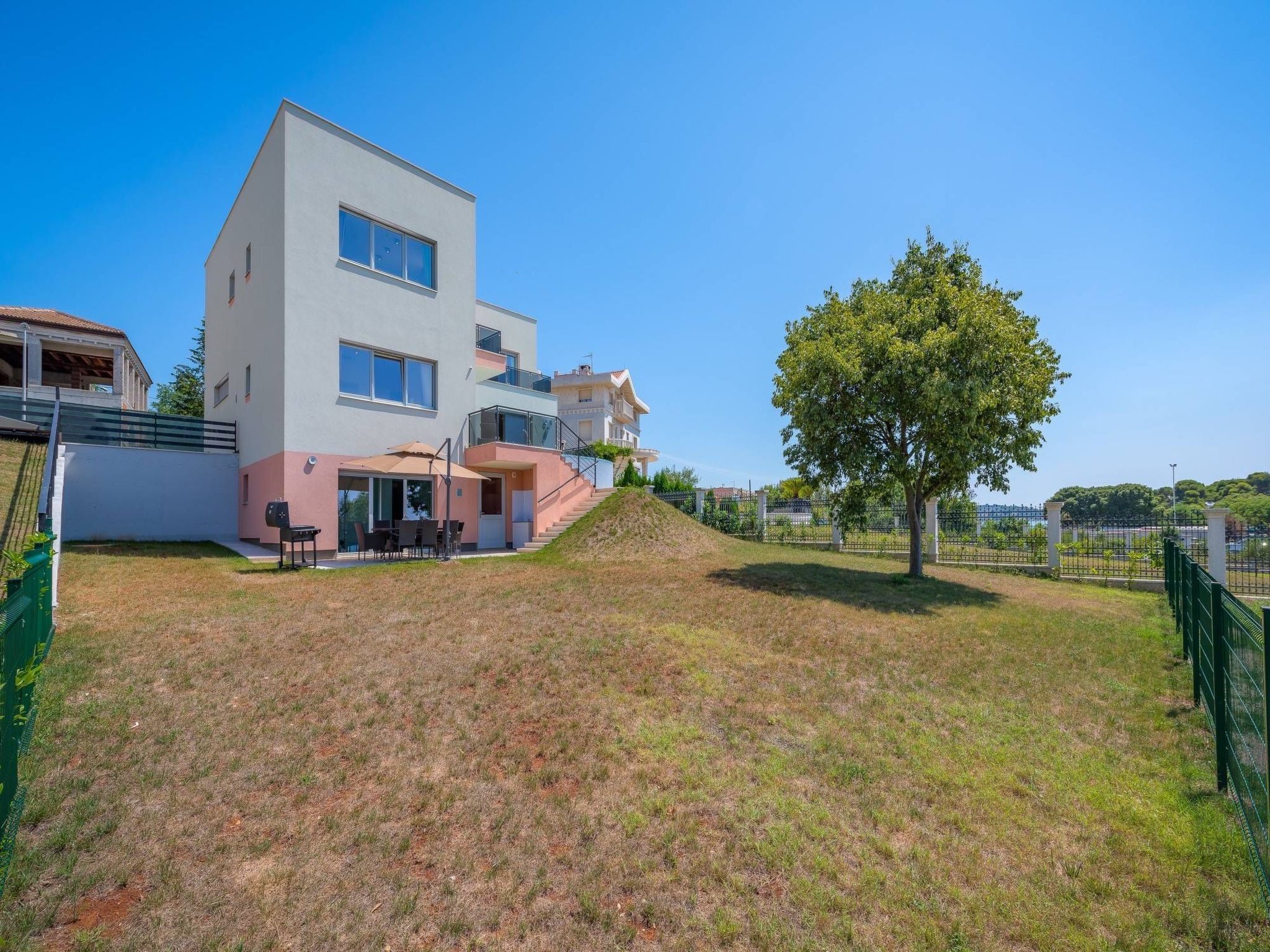 Cedar in Stoja mit großzügigem Garten-Drinnen