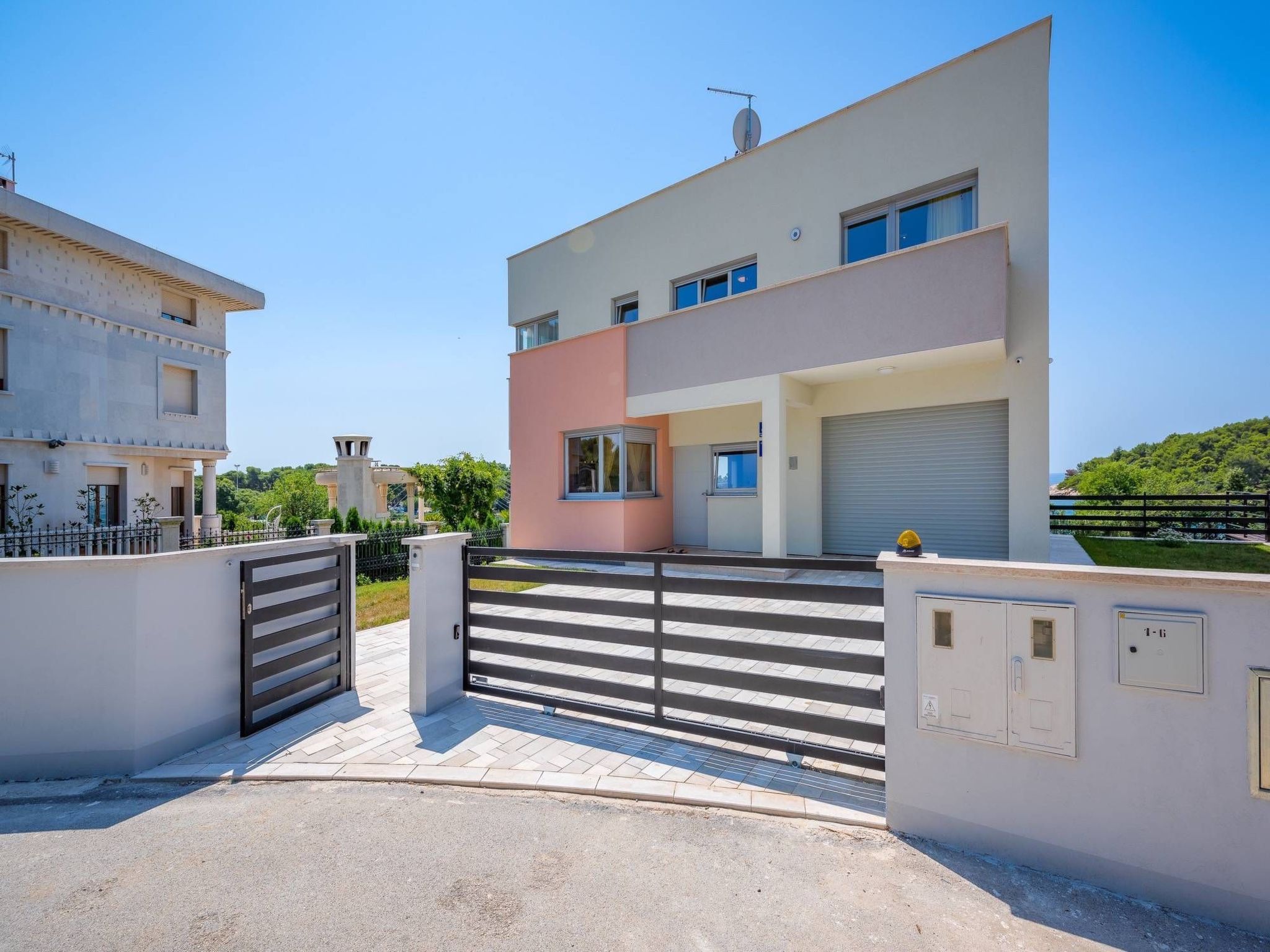 Photo of Cedar in Stoja mit großzügigem Garten