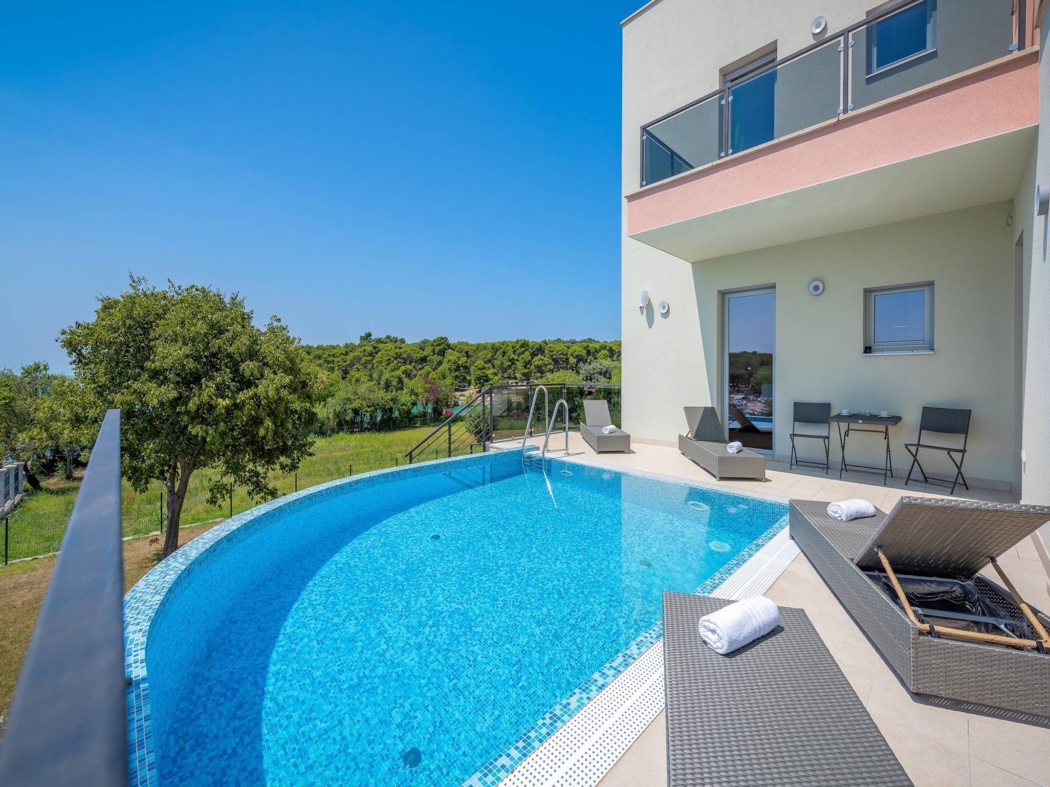 Photo of Cedar in Stoja mit großzügigem Garten