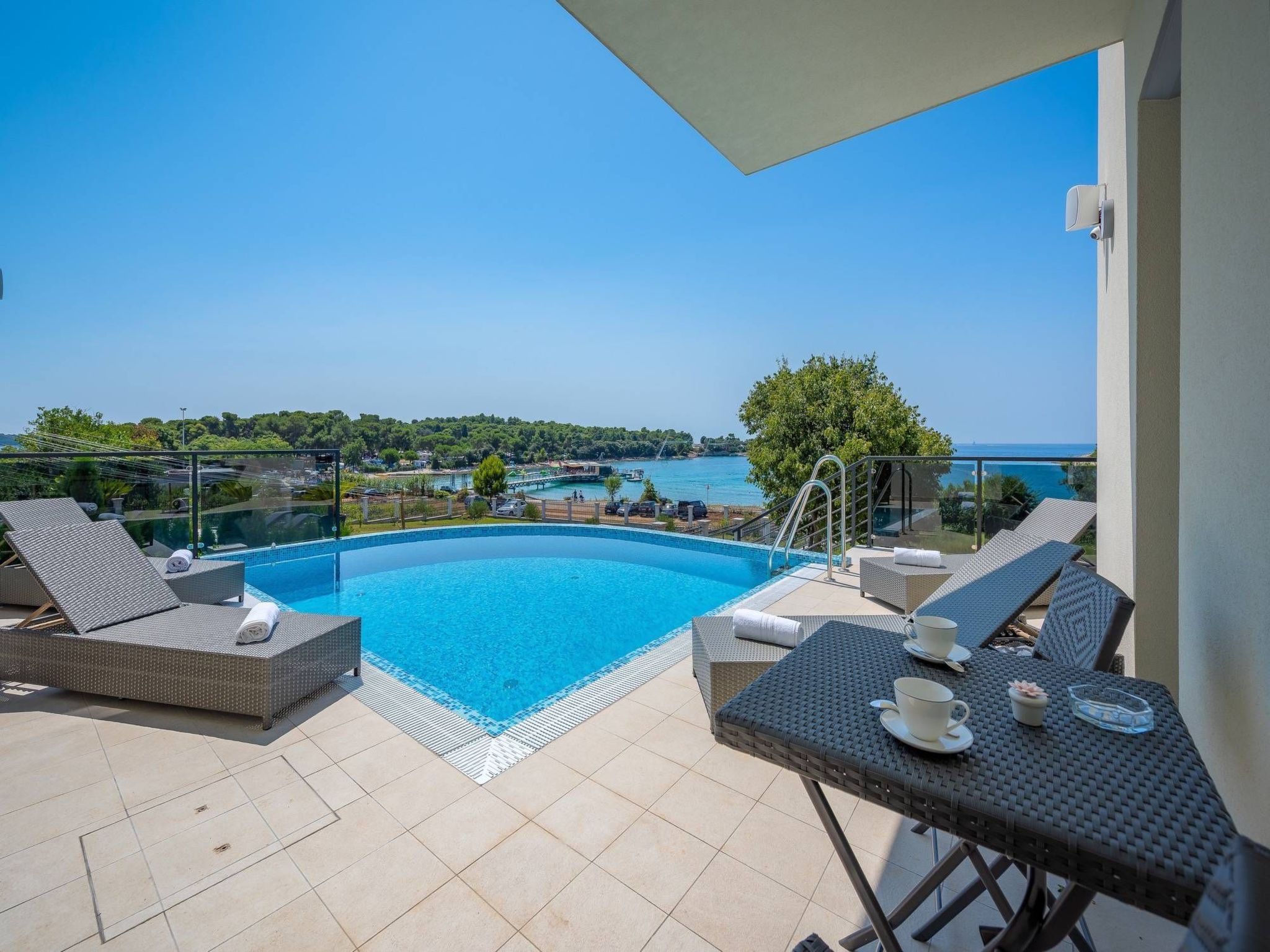 Cedar in Stoja mit großzügigem Garten-Dedans