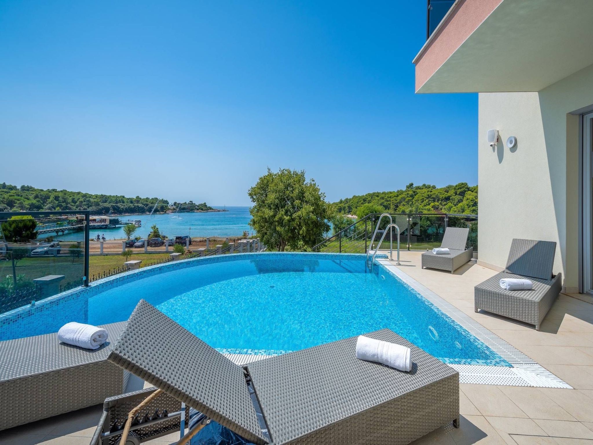 Cedar in Stoja mit großzügigem Garten-Drinnen