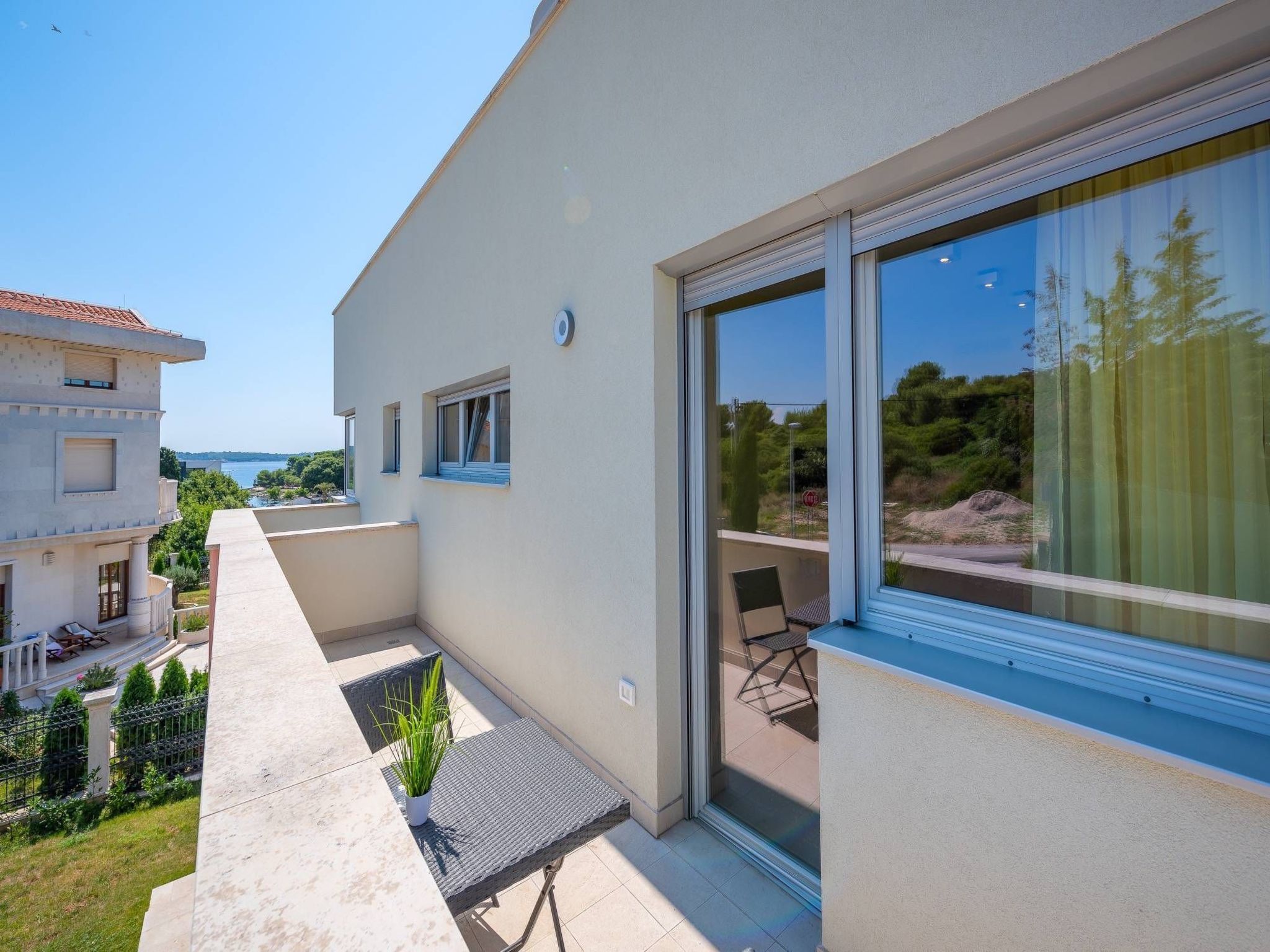 Cedar in Stoja mit großzügigem Garten-Drinnen