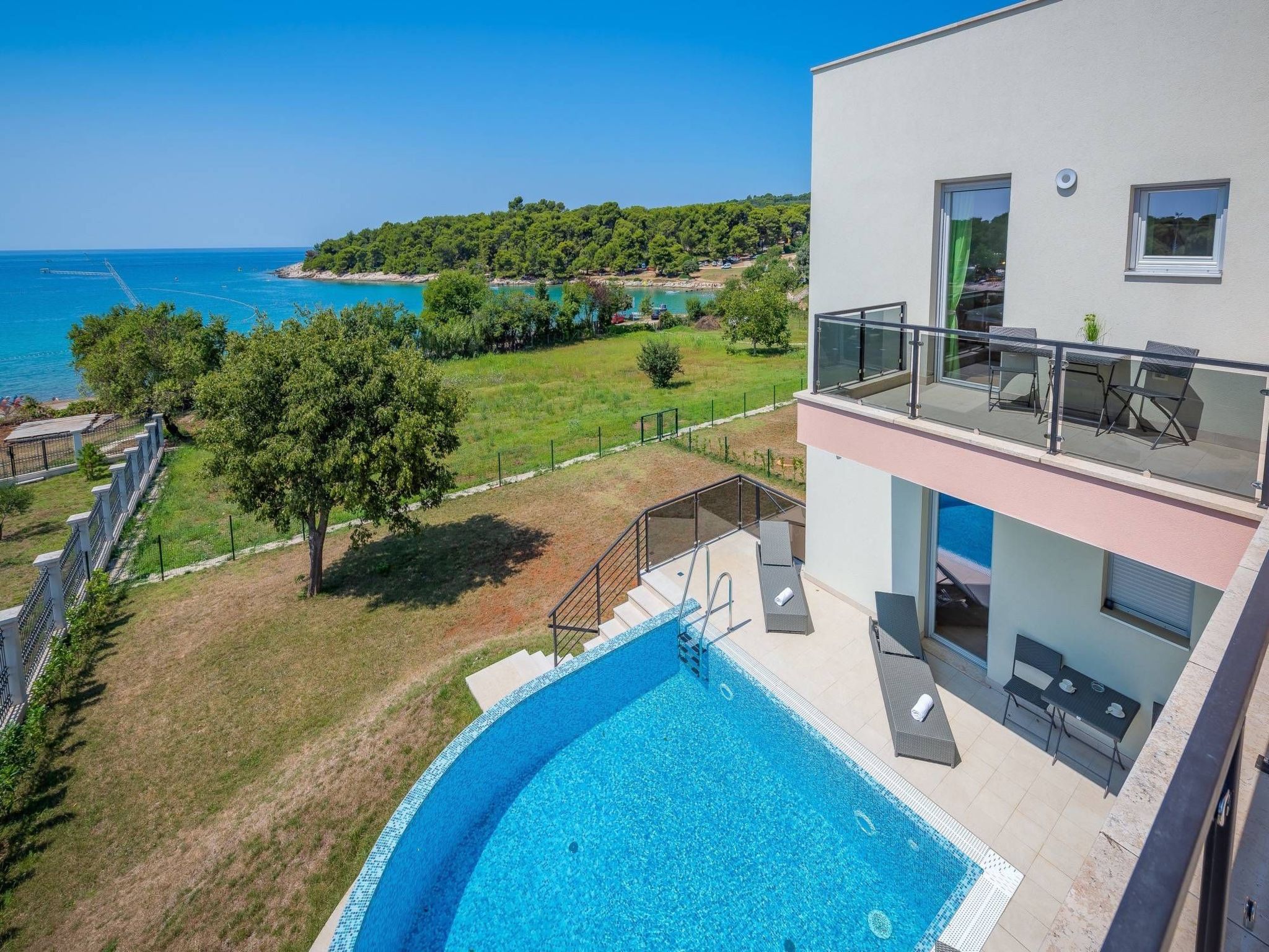 Cedar in Stoja mit großzügigem Garten-Drinnen