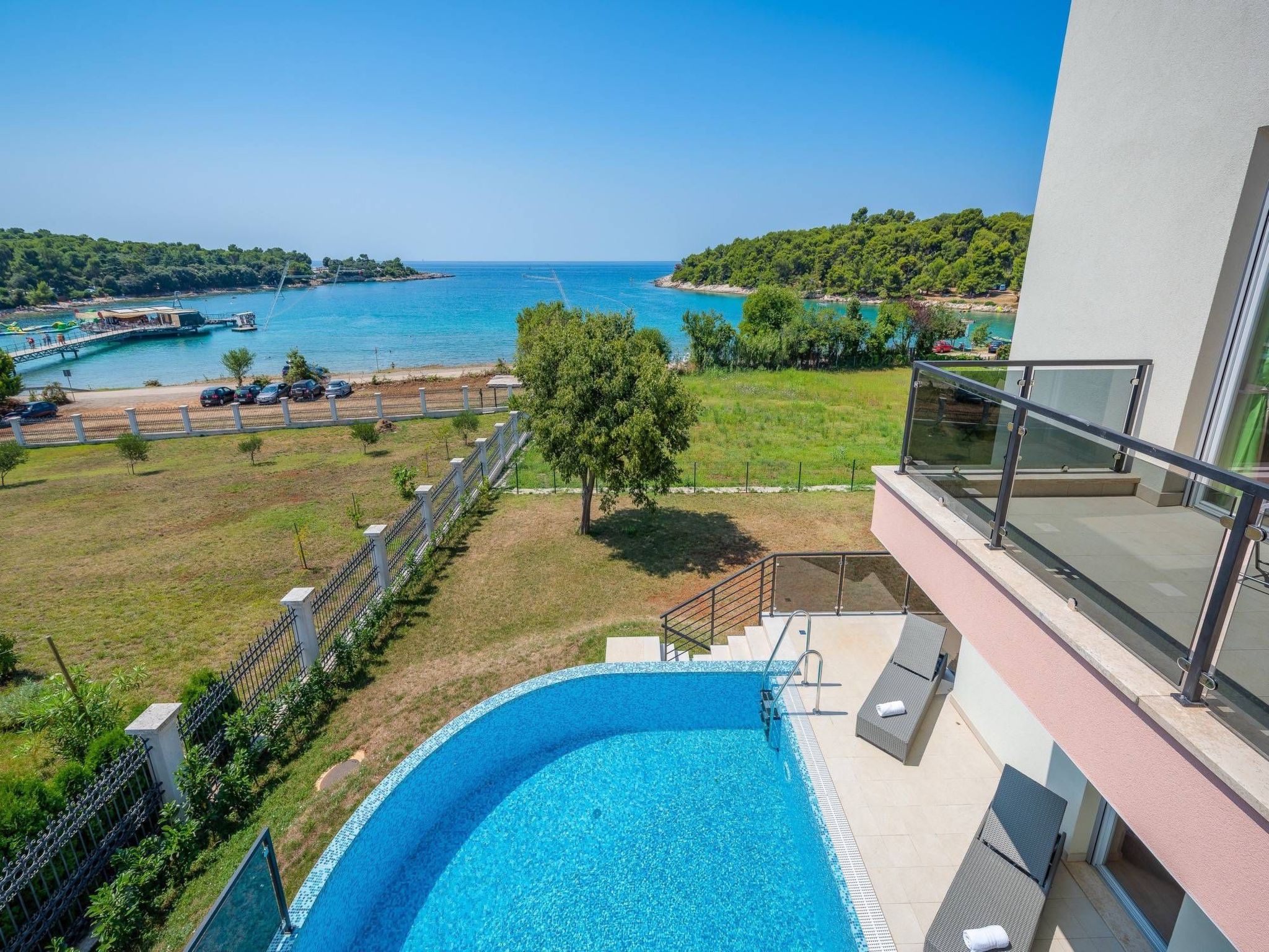 Cedar in Stoja mit großzügigem Garten-Drinnen