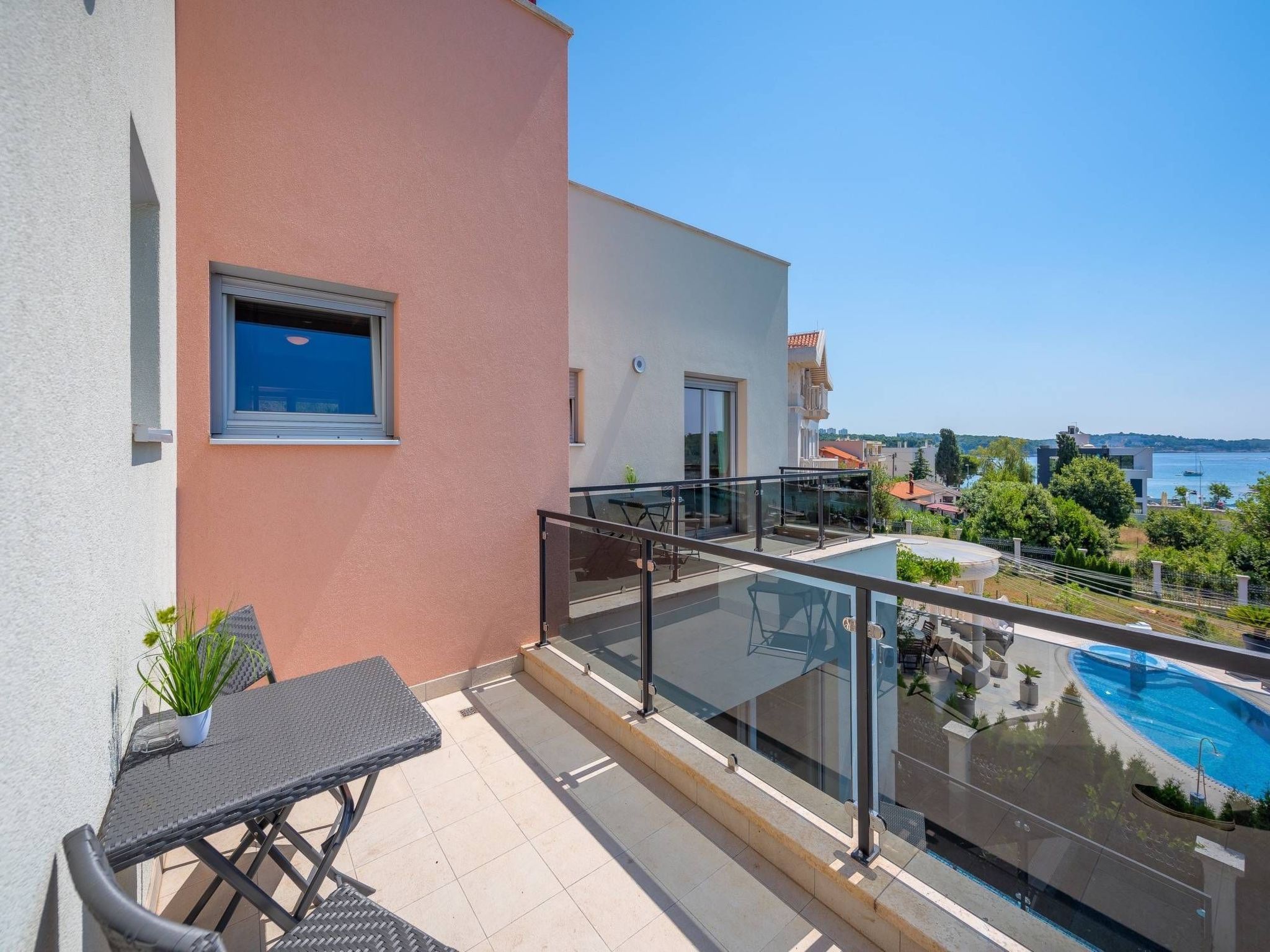 Cedar in Stoja mit großzügigem Garten-Drinnen