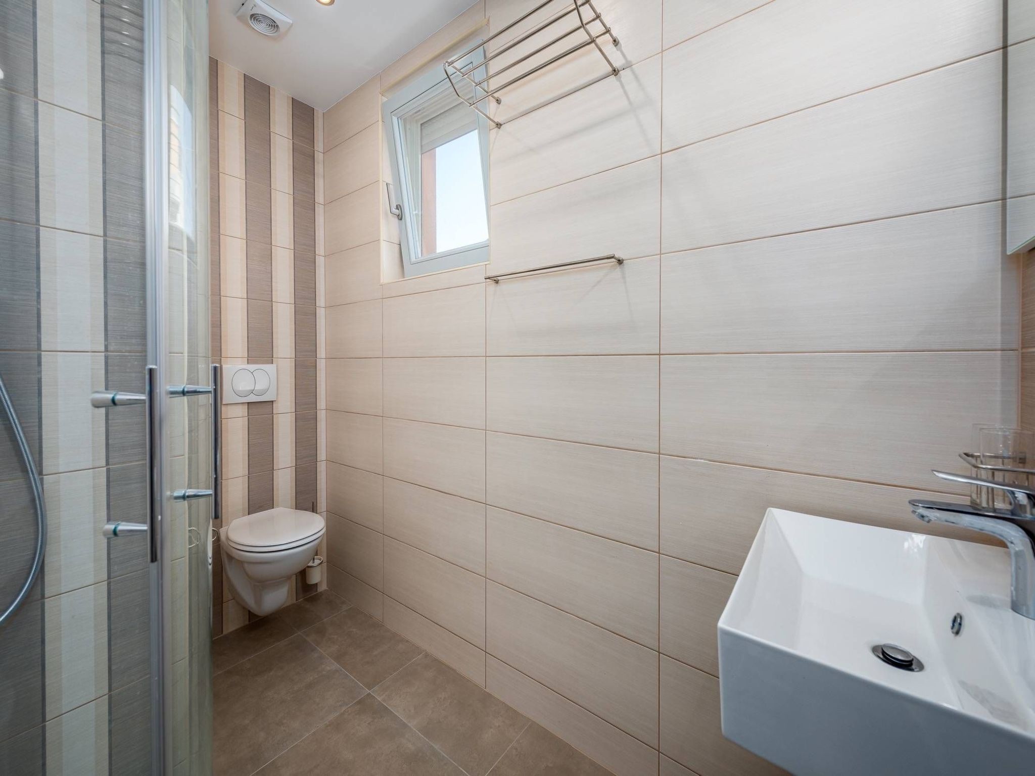 Cedar in Stoja mit großzügigem Garten-Drinnen