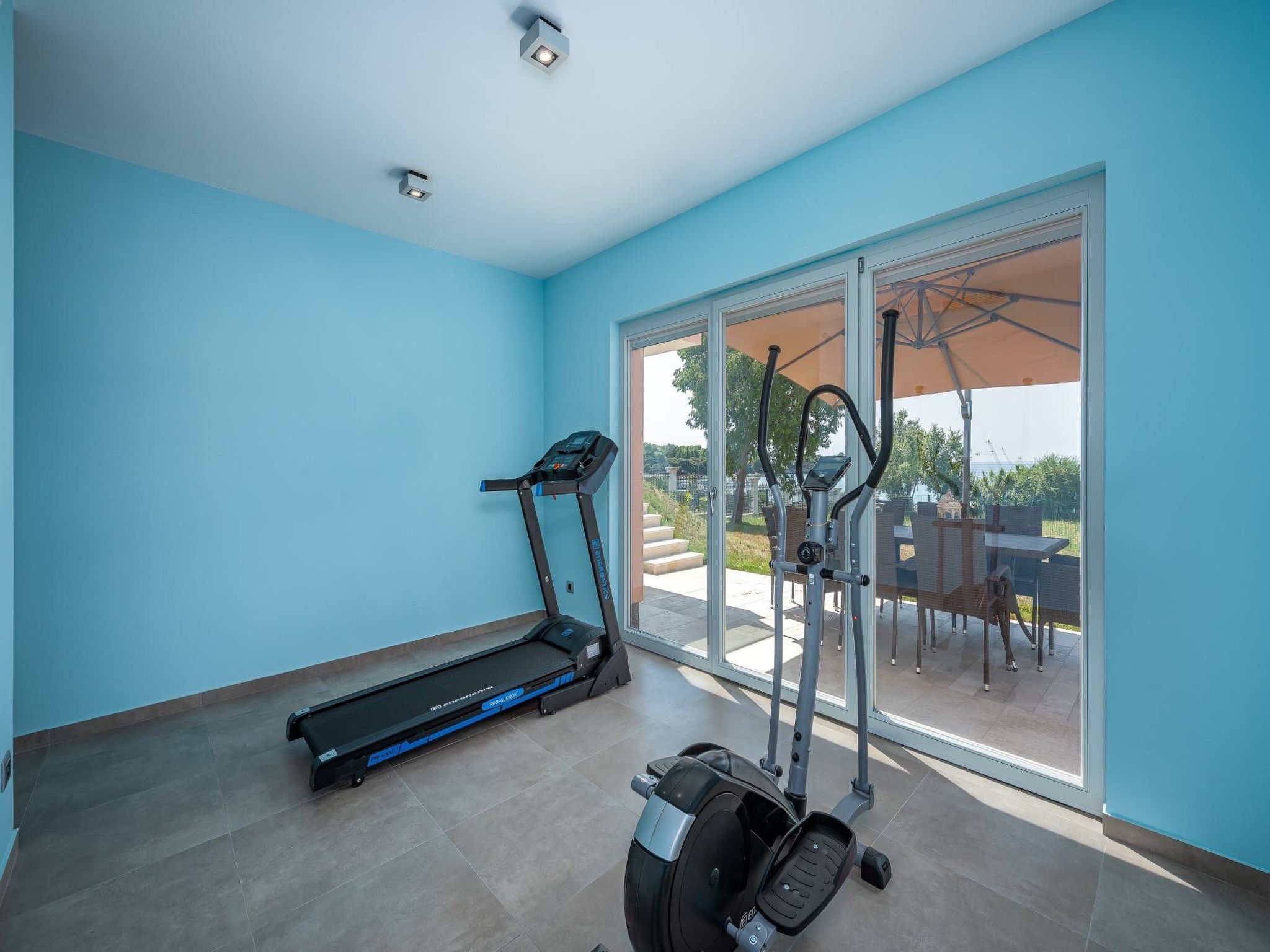 Cedar in Stoja mit großzügigem Garten-Drinnen