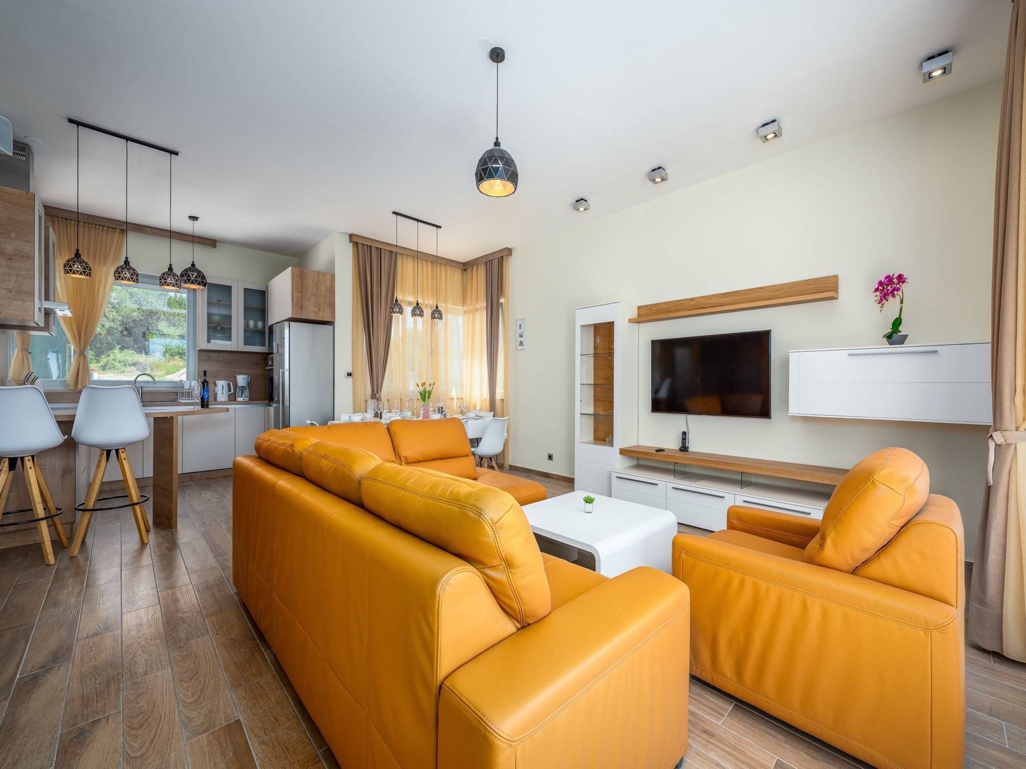 Cedar in Stoja mit großzügigem Garten-Drinnen