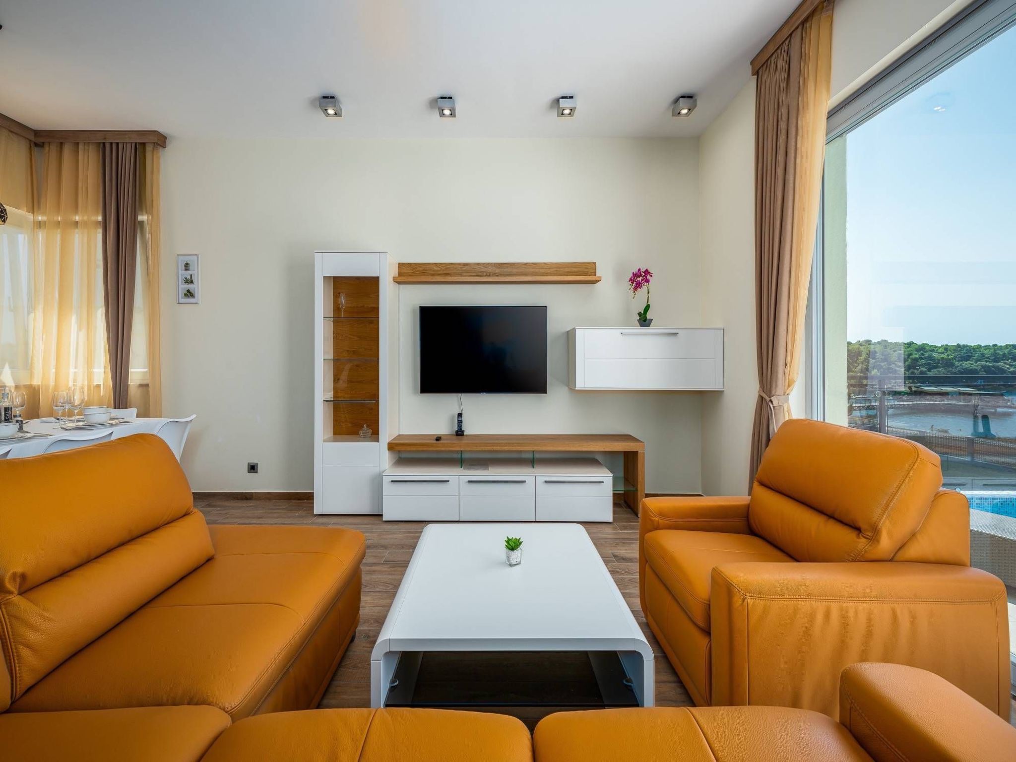 Cedar in Stoja mit großzügigem Garten-Drinnen