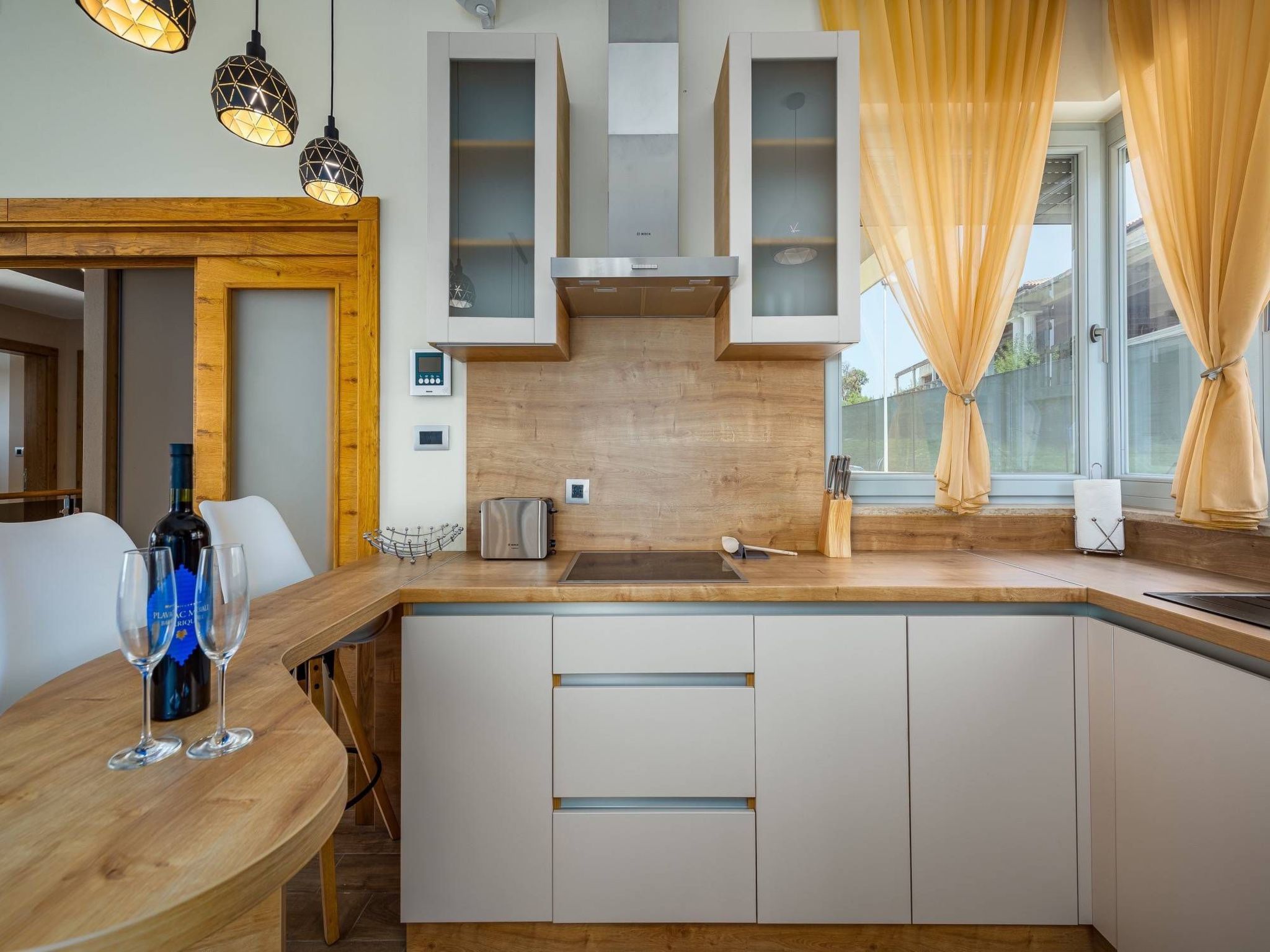 Cedar in Stoja mit großzügigem Garten-Drinnen