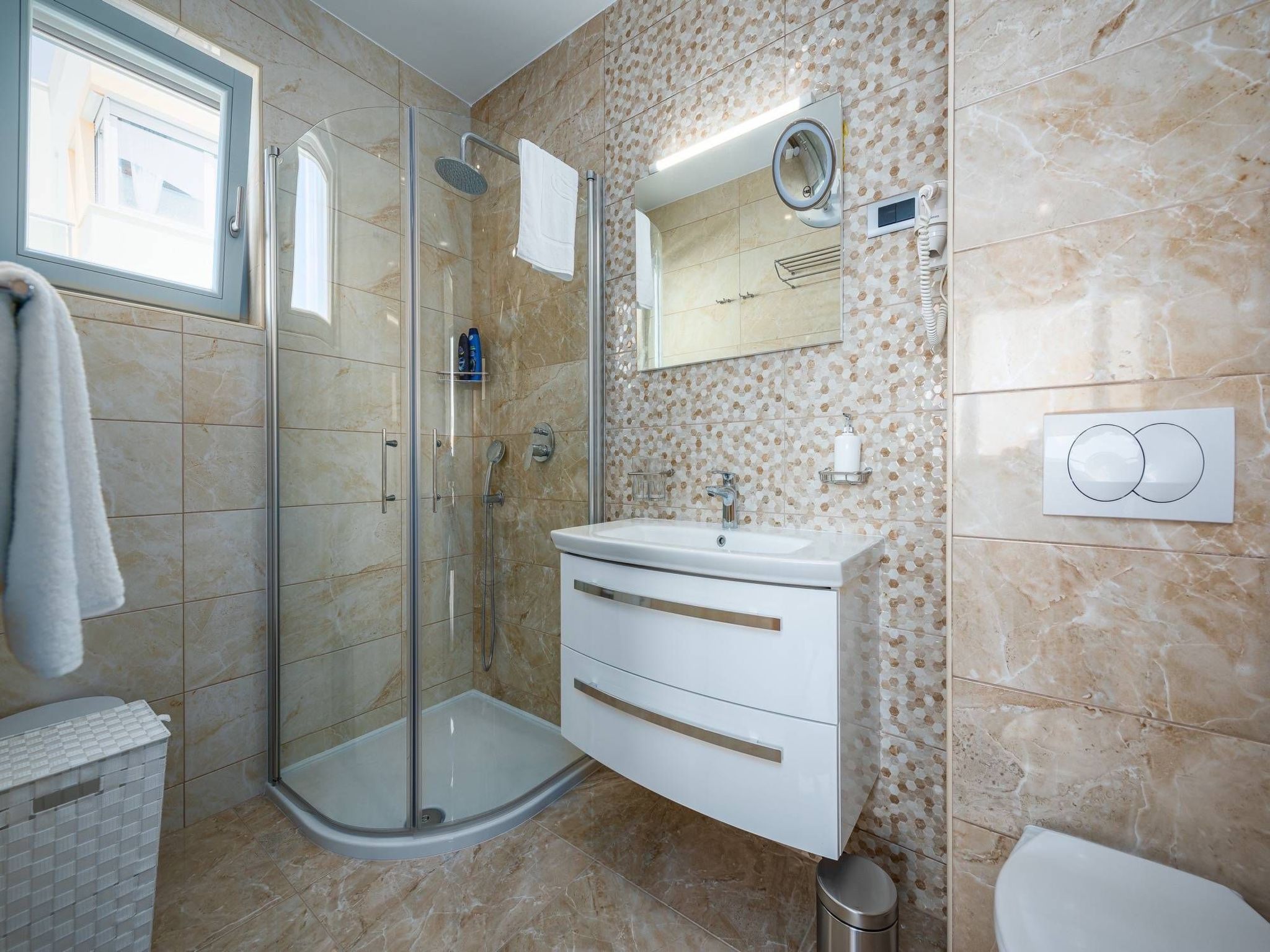 Cedar in Stoja mit großzügigem Garten-Drinnen