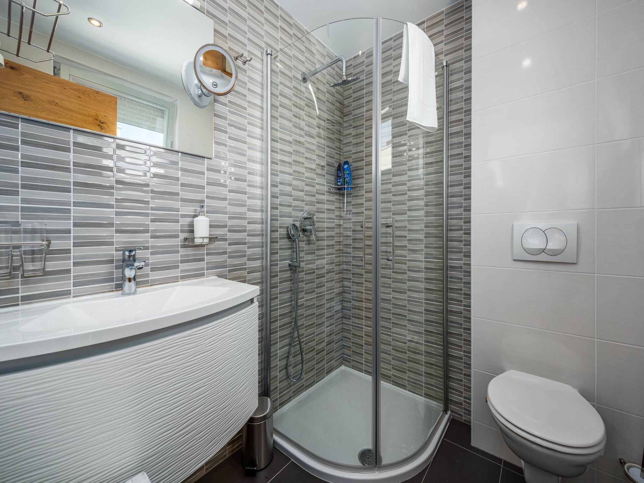 Cedar in Stoja mit großzügigem Garten-Drinnen