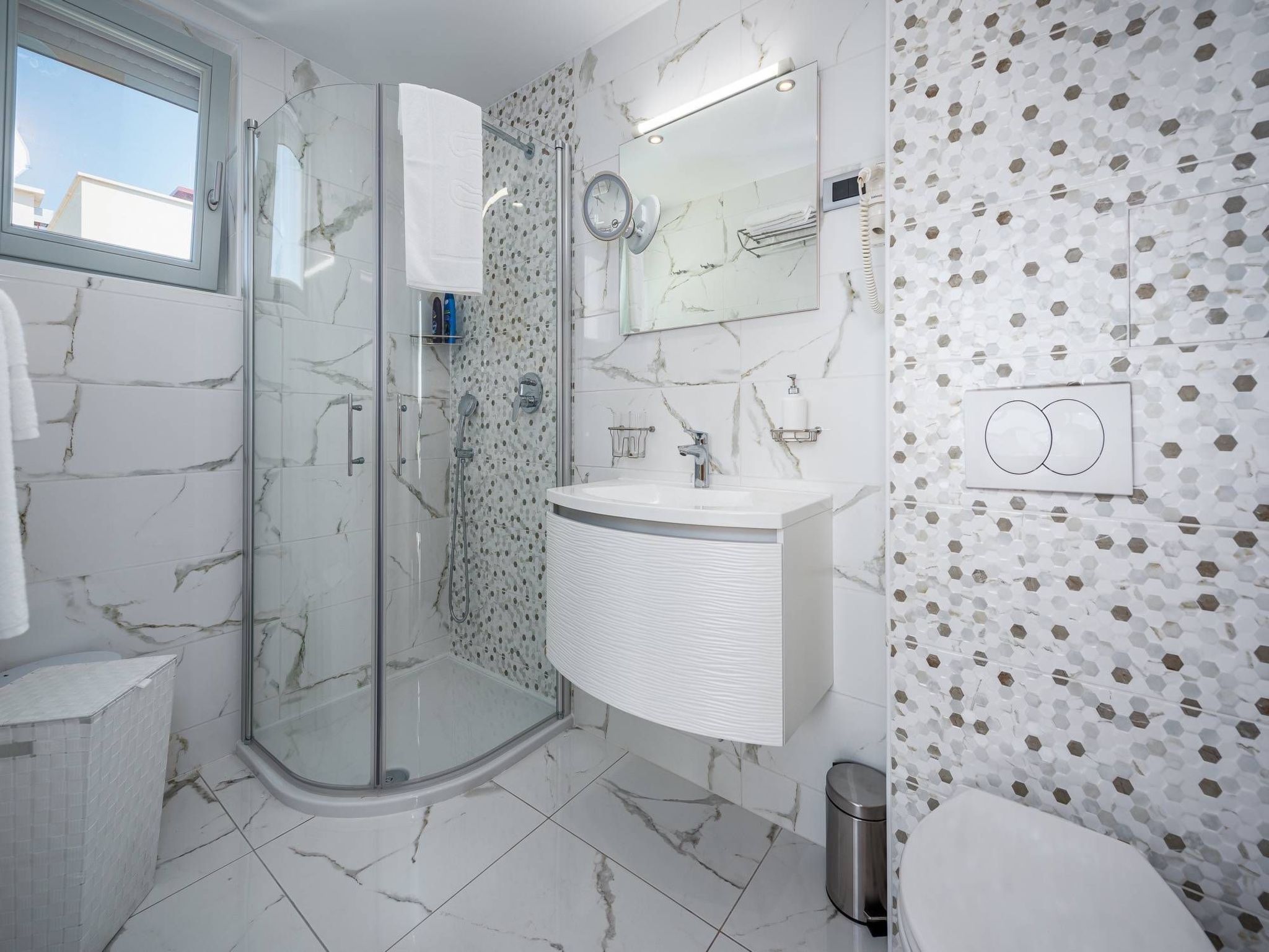 Cedar in Stoja mit großzügigem Garten-Drinnen