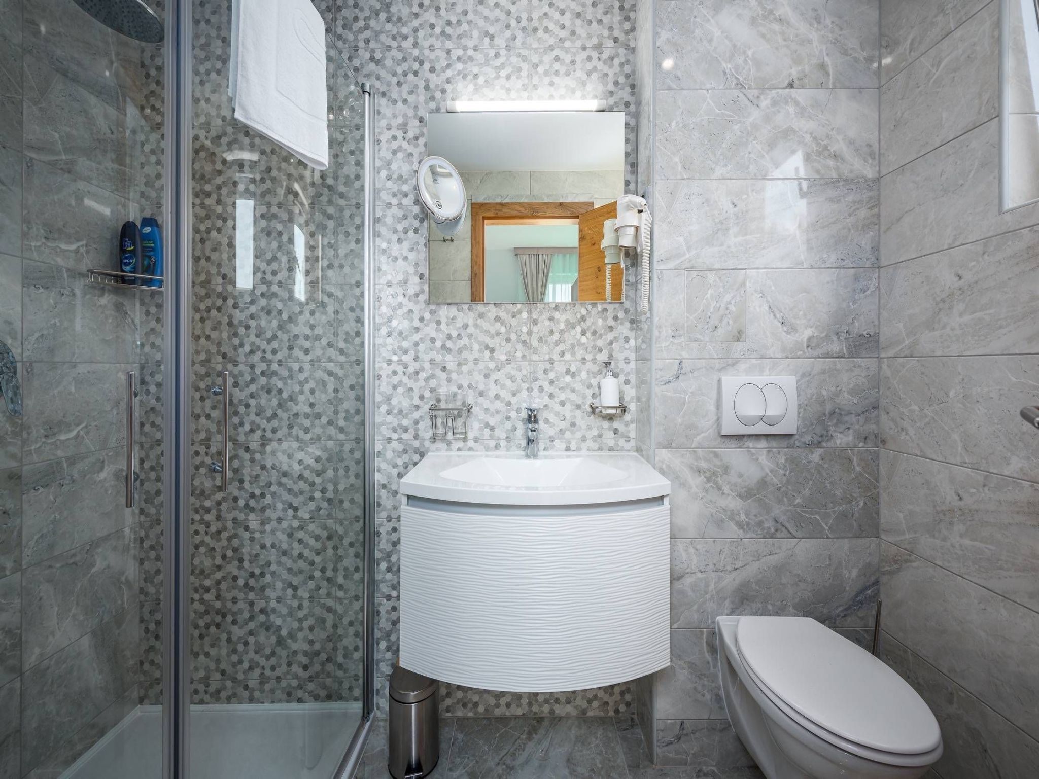 Cedar in Stoja mit großzügigem Garten-Drinnen