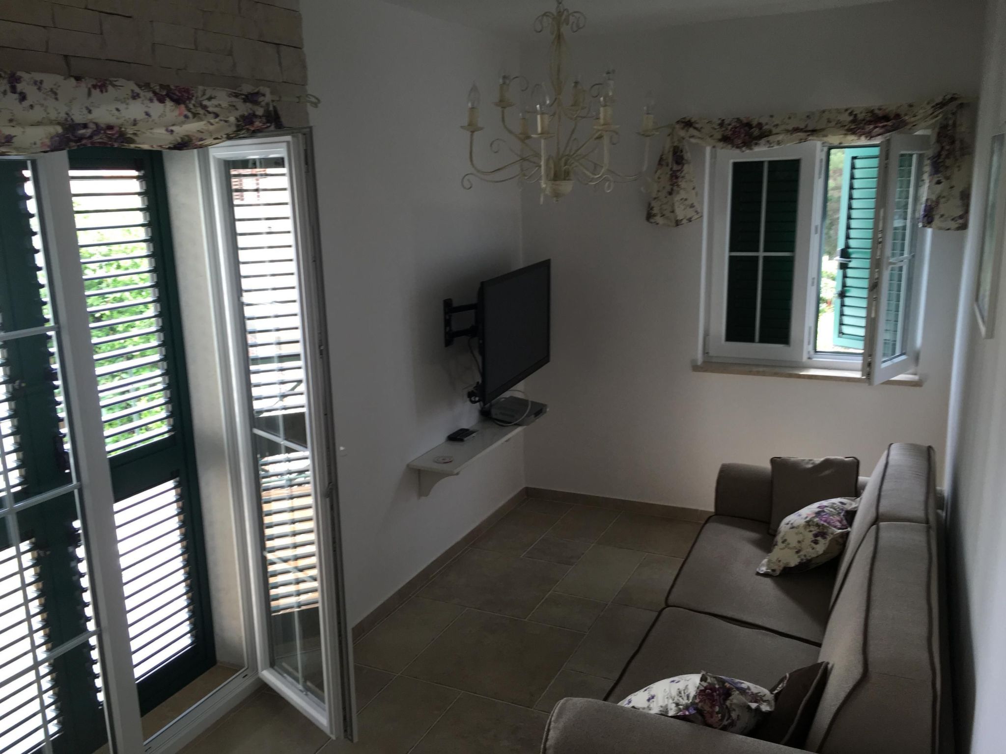 Gemütliche Wohnung in Stoja mit Möbliertem Balkon-Dedans