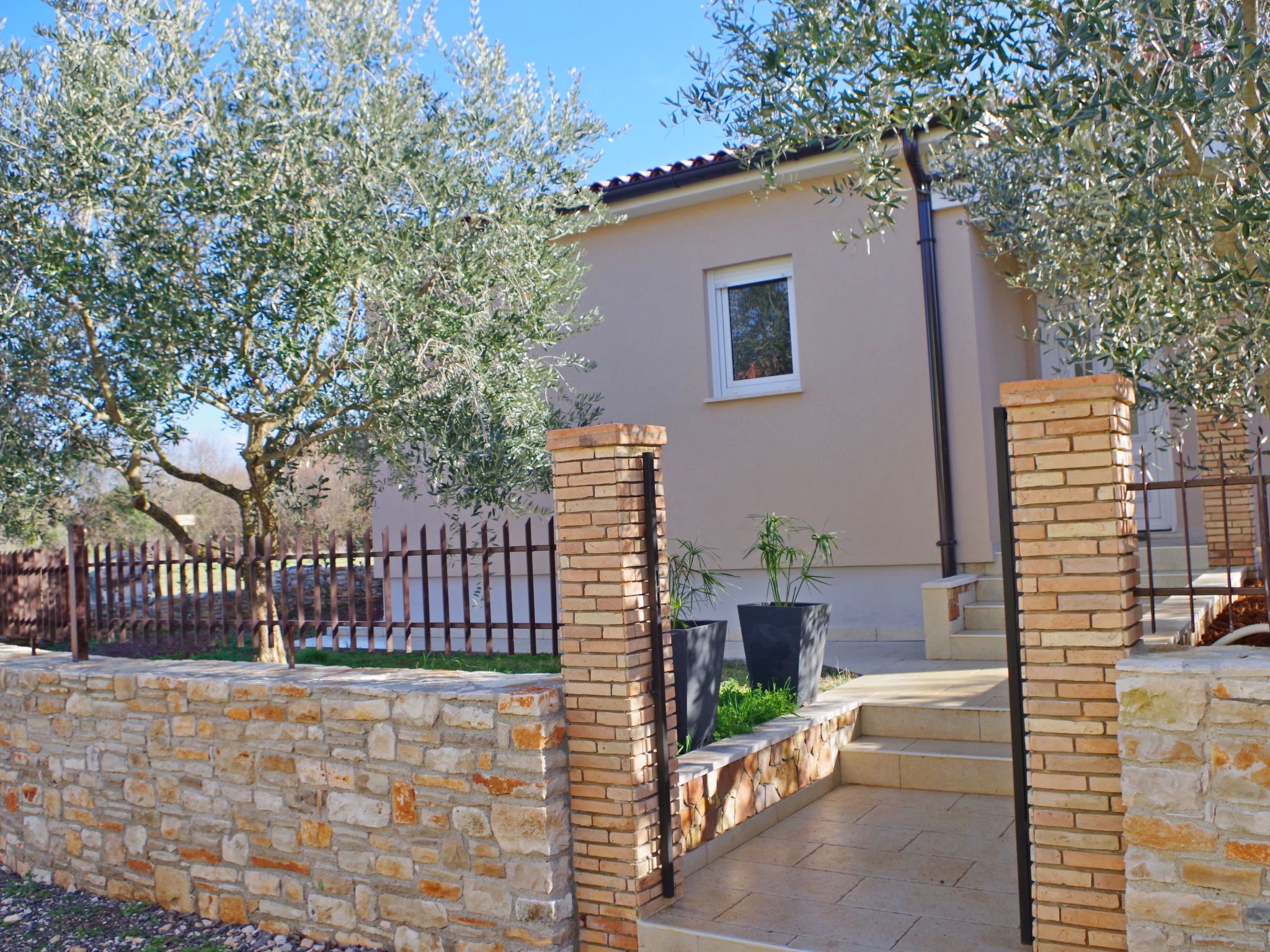 Photo of Gemütlicher Familienausflug in einem ruhigen Vorort von Pula