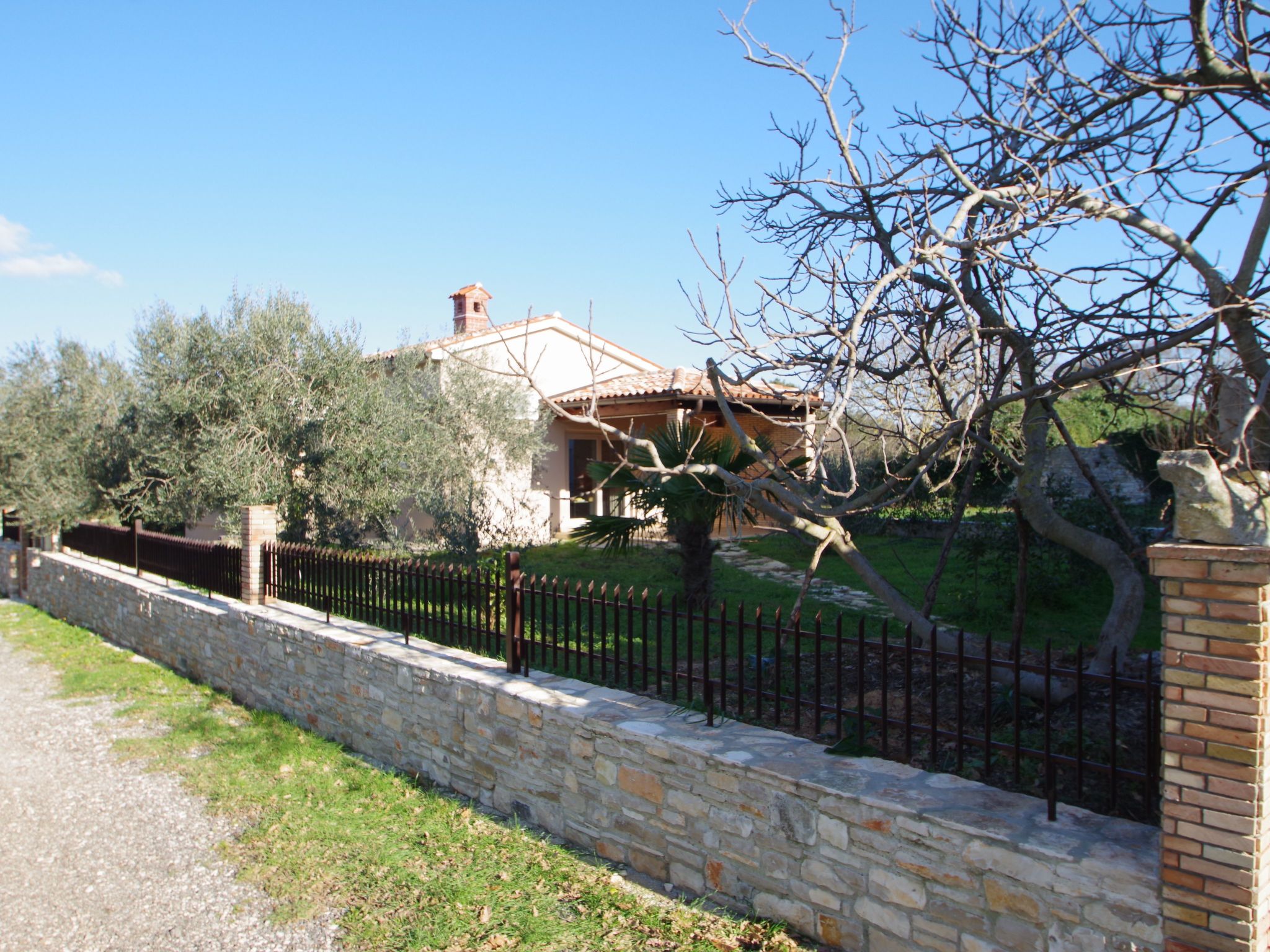 Photo of Gemütlicher Familienausflug in einem ruhigen Vorort von Pula