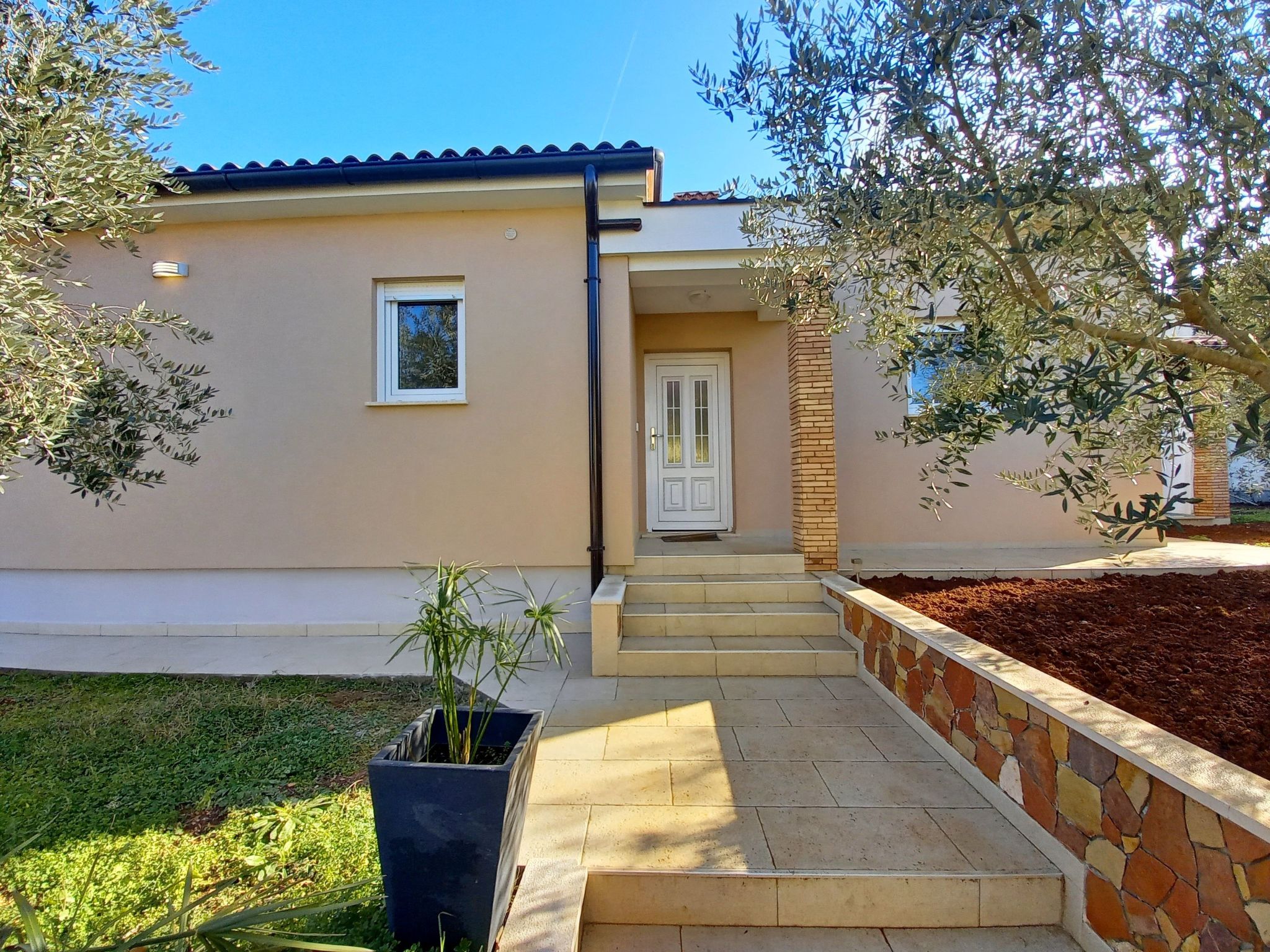 Photo of Gemütlicher Familienausflug in einem ruhigen Vorort von Pula