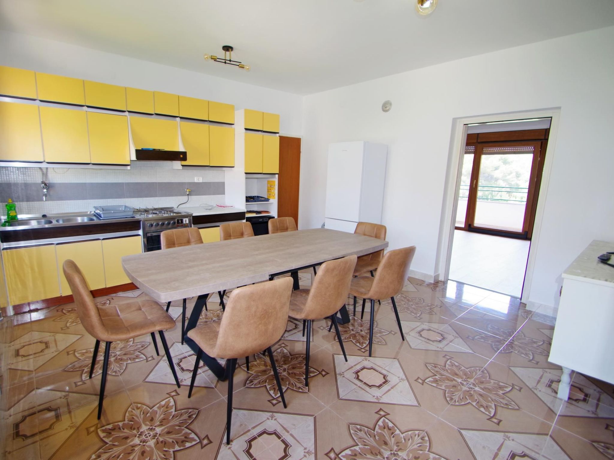 "Gortanova" mit privatem Balkon-Dedans