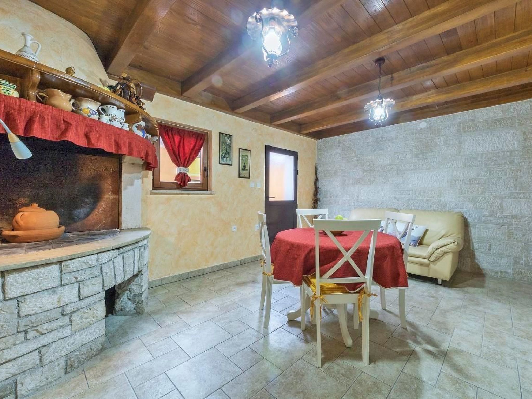 "Denis" mit Terrasse-Dedans