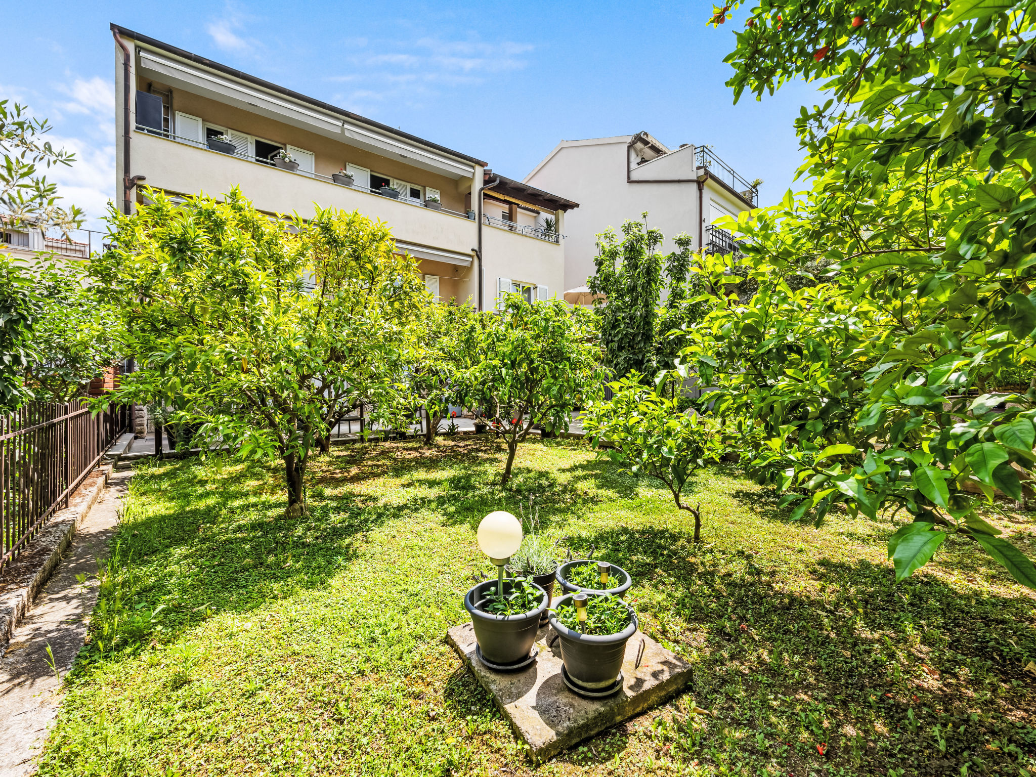 Gemütliche Wohnung mit Gartenblick - Buiten
