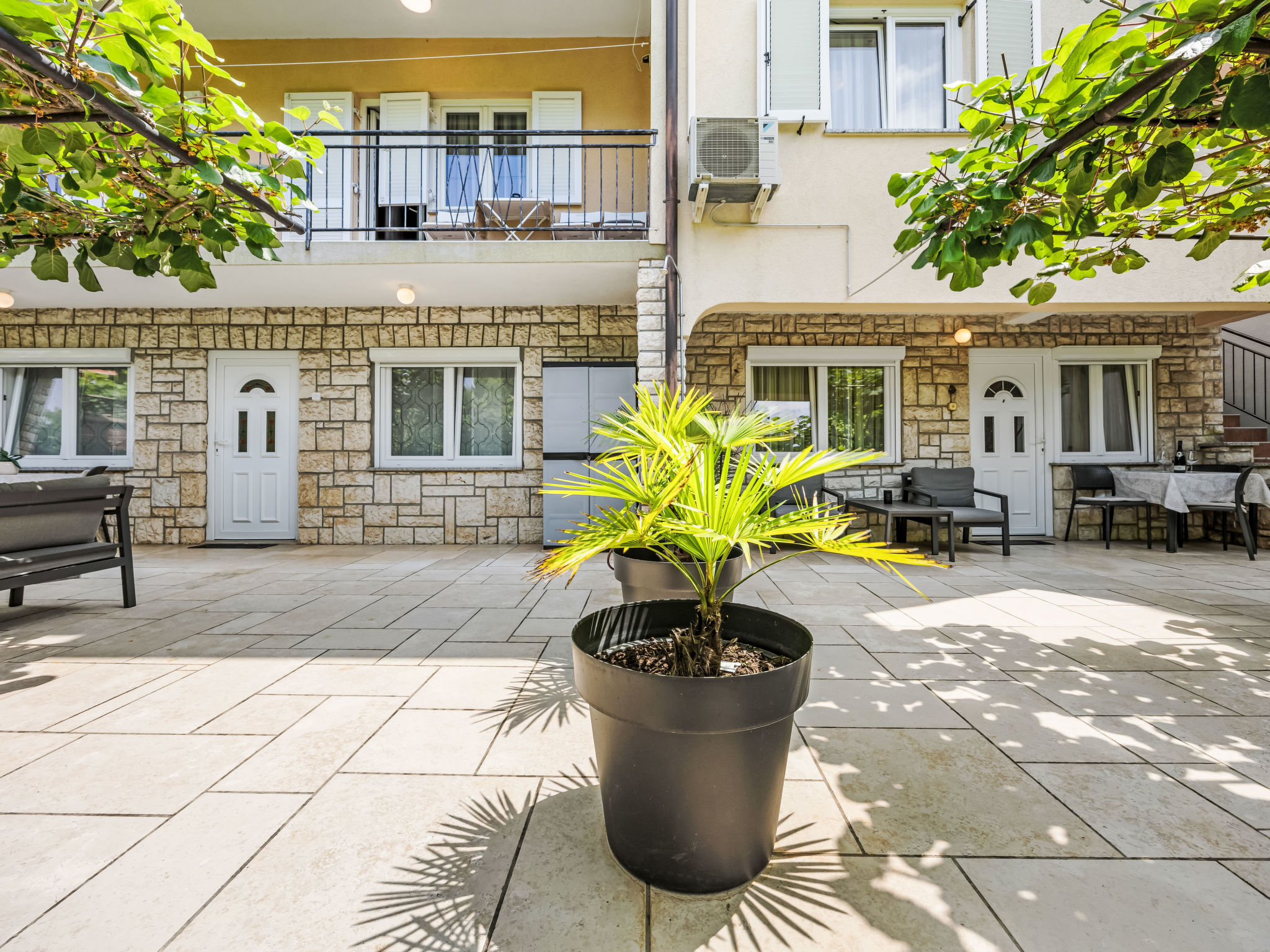 Gemütliche Wohnung mit Gartenblick - Buiten