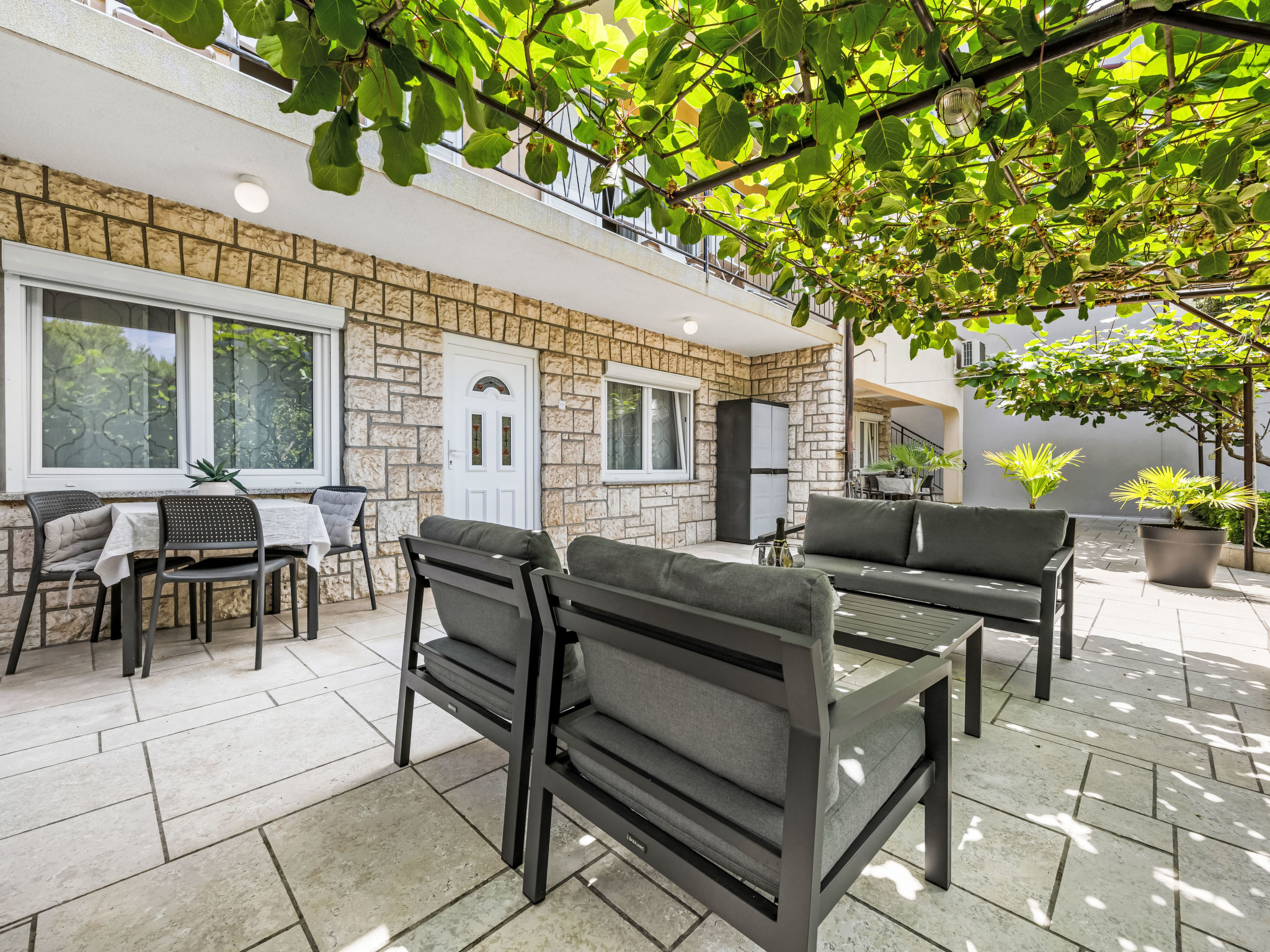 Gemütliche Wohnung mit Gartenblick - Buiten