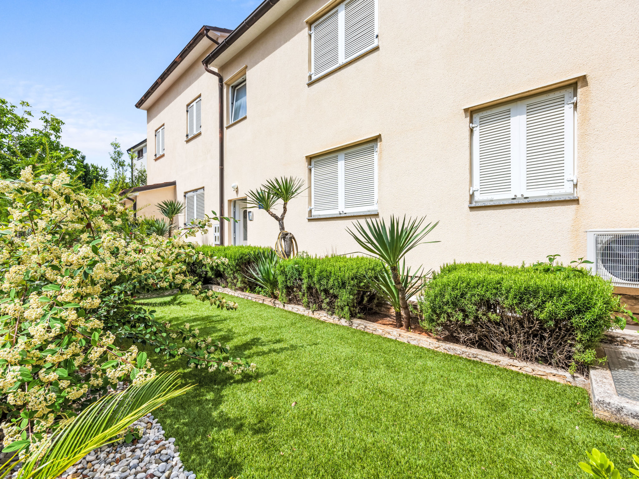 Gemütliche Wohnung mit Gartenblick - Buiten