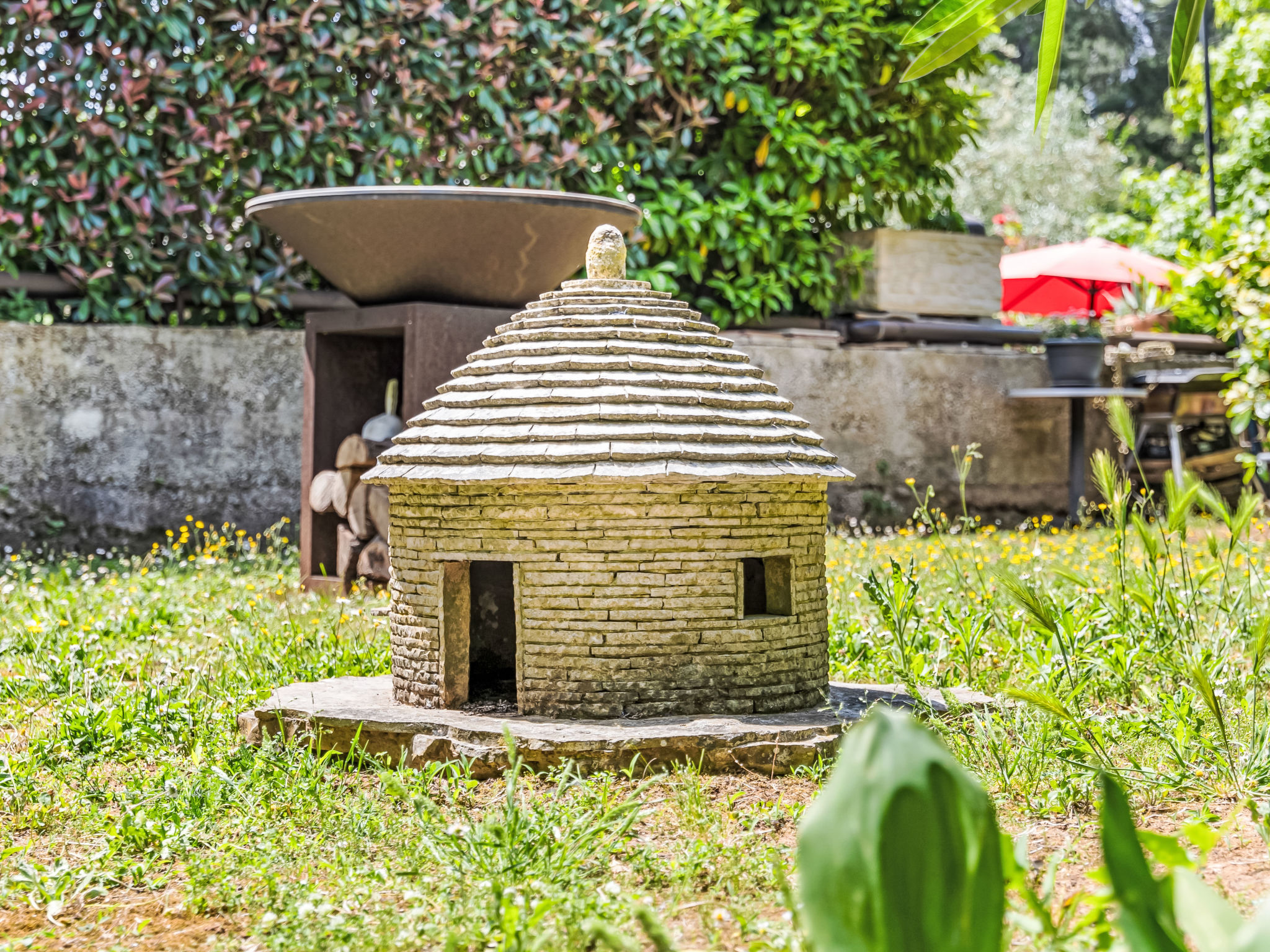 Gemütliche Wohnung mit Gartenblick - Buiten