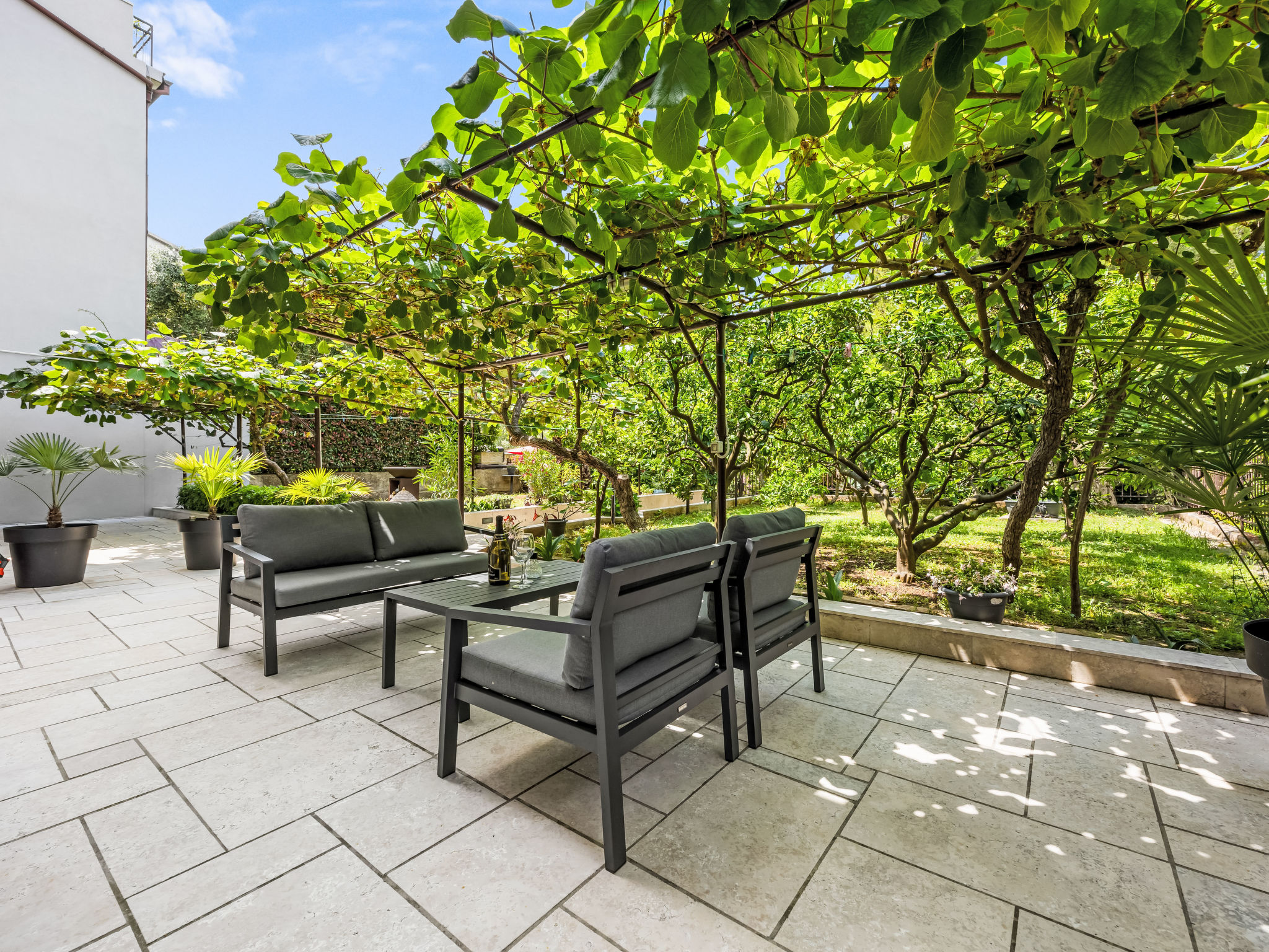 Gemütliche Wohnung mit Gartenblick - Buiten