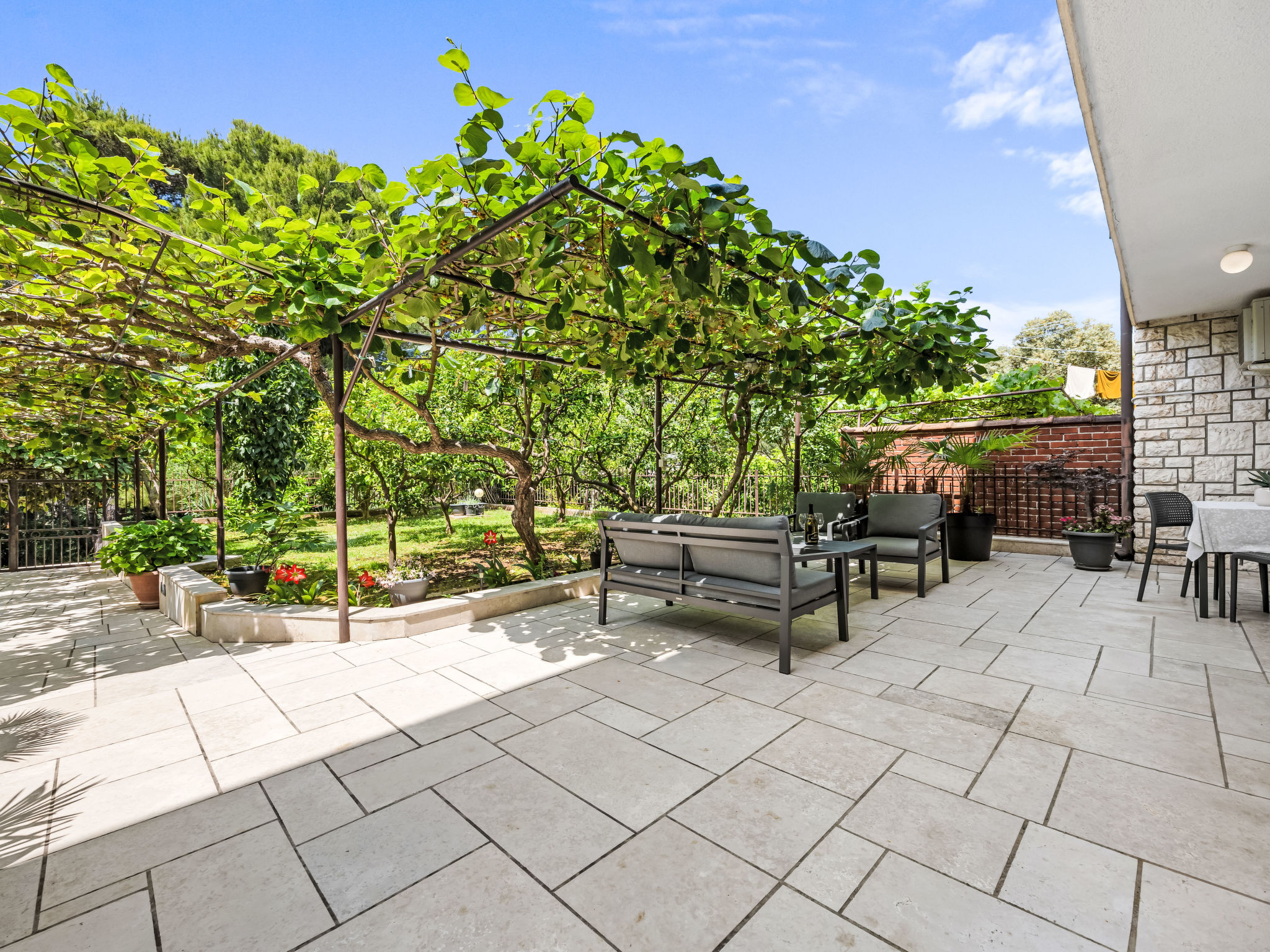Gemütliche Wohnung mit Gartenblick - Buiten