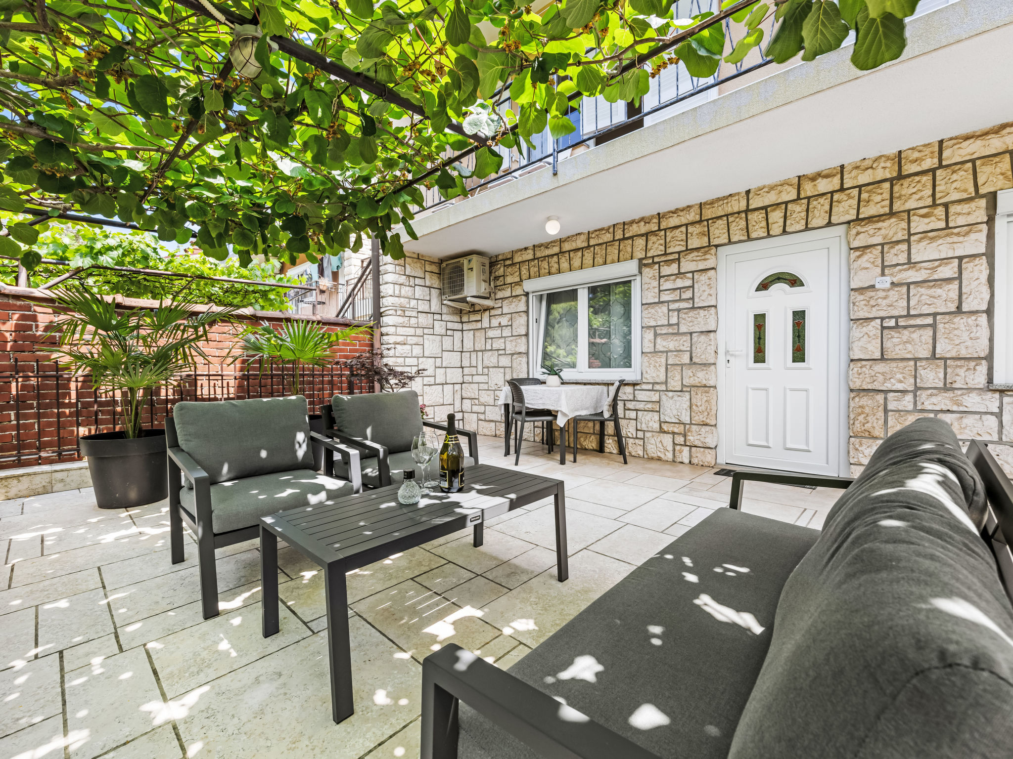 Gemütliche Wohnung mit Gartenblick - Buiten