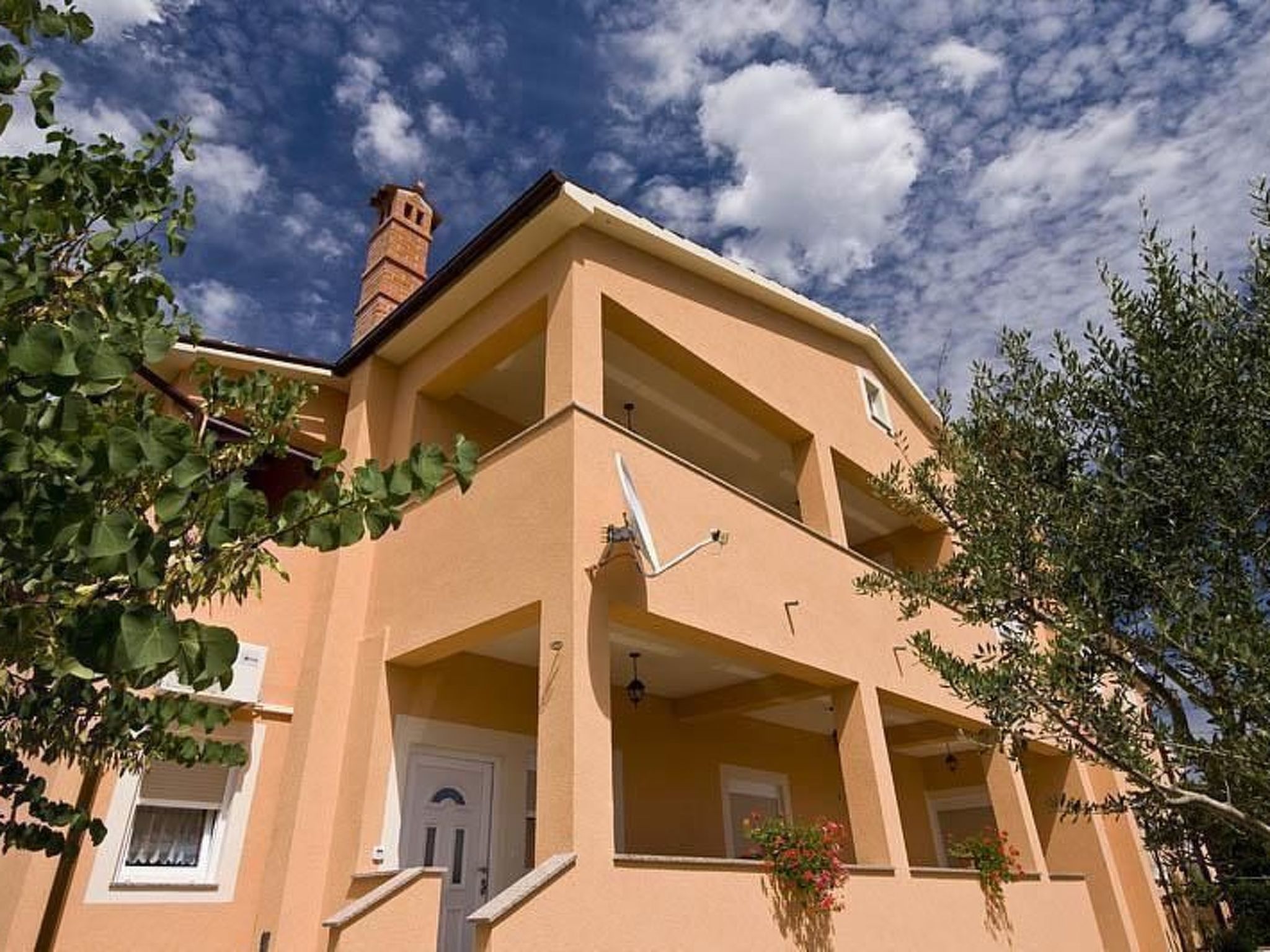 The holiday apartment is on the ground floor and has a bedroom for two people.The living room has a sofa bed (155 x 200 cm) for a maximum of two people.There are also a fully-equipped kitchen and a li..