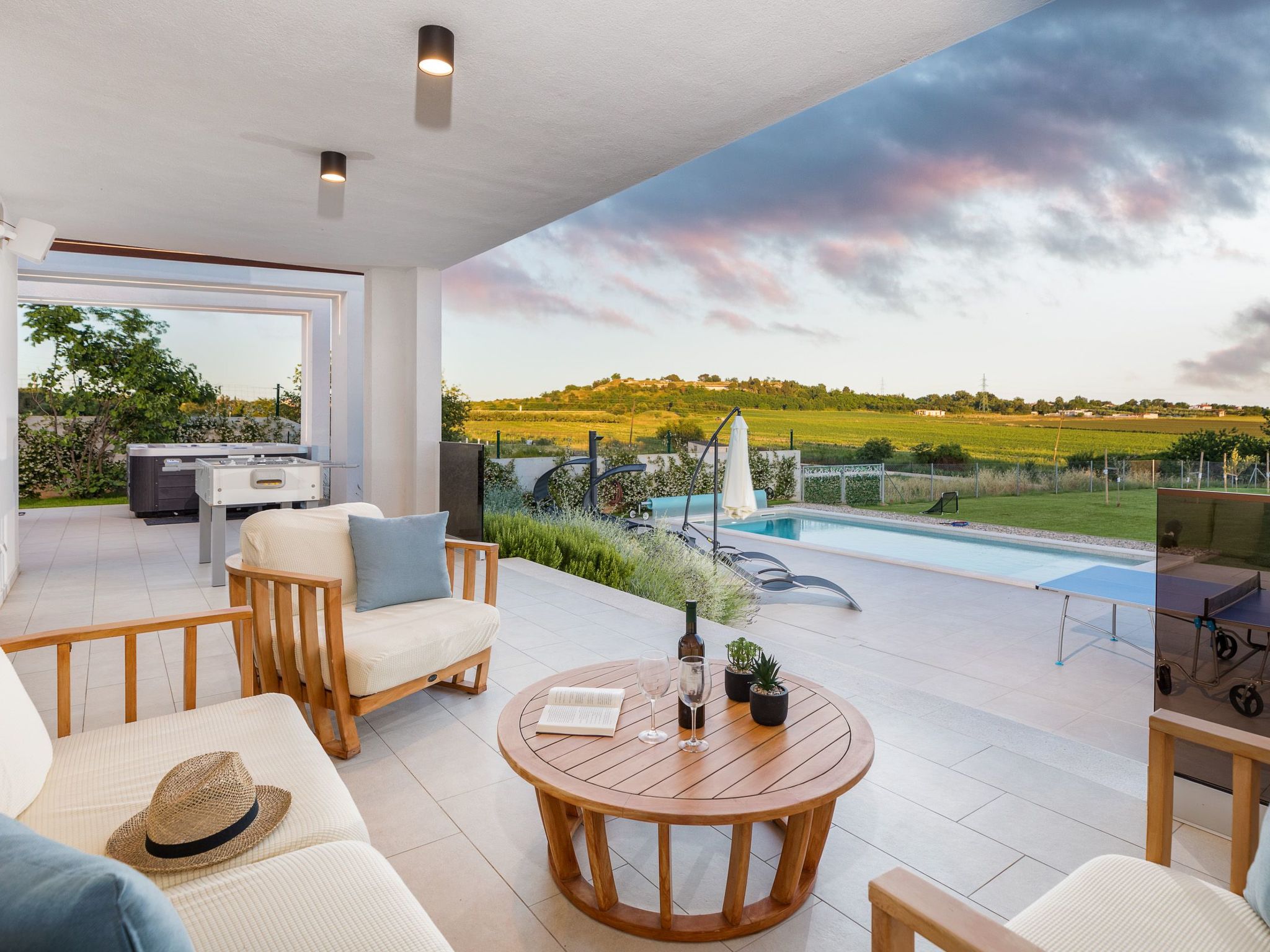 Villa Grofica, beheizter Pool, Taverne, Strandnähe-Inside