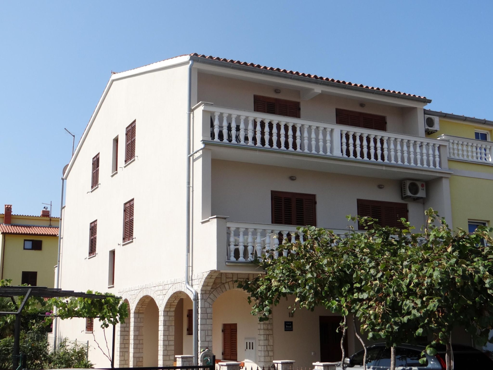 Appartement mit Balkon-Buiten