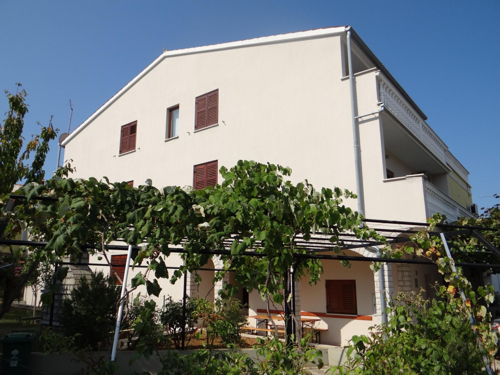 Appartement mit Balkon-Buiten