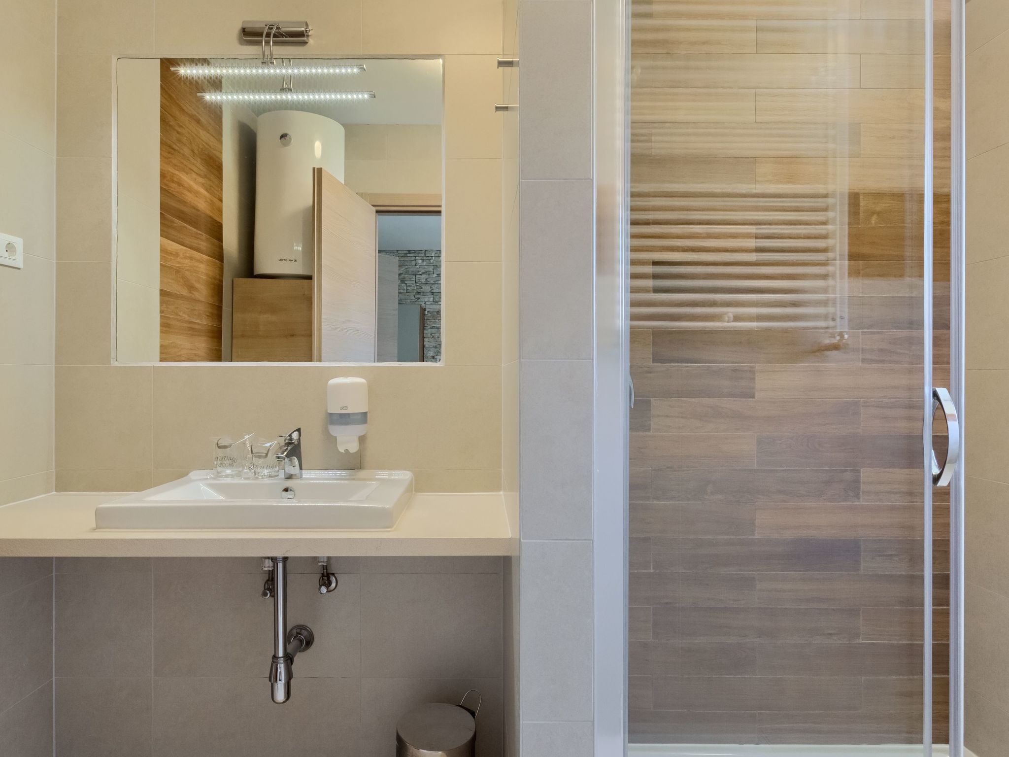 Photo of HR2600.883.1