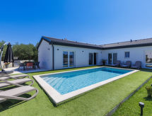 Vrijstaande villa met privézwembad op 500m van zee in Banjole - thumbnail 2