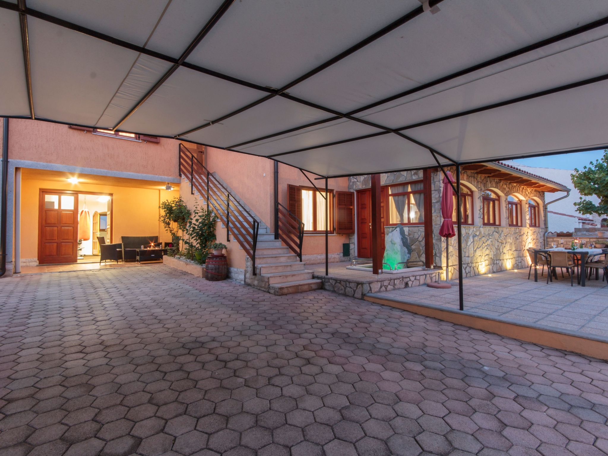 Haus in Vinkuran mit Pool und Bergblick-Binnen