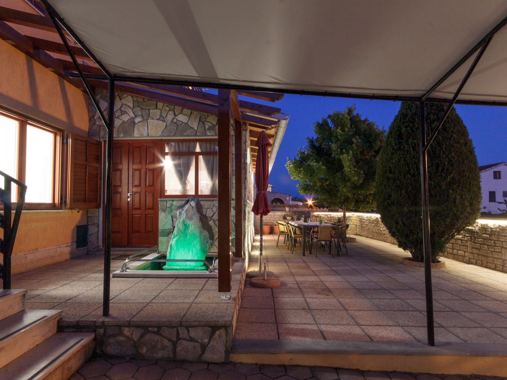 Haus in Vinkuran mit Pool und Bergblick-Binnen