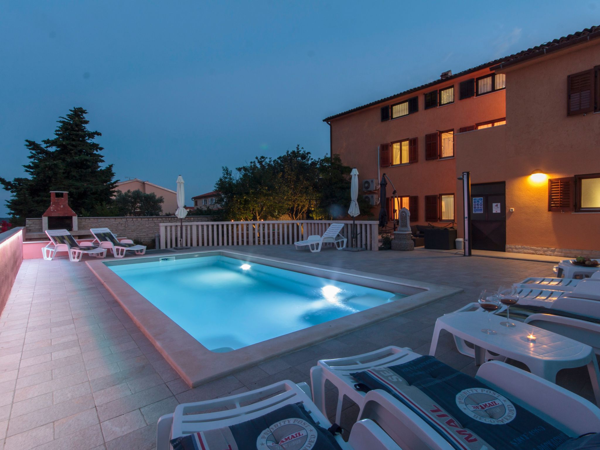 Haus in Vinkuran mit Pool und Bergblick-Binnen