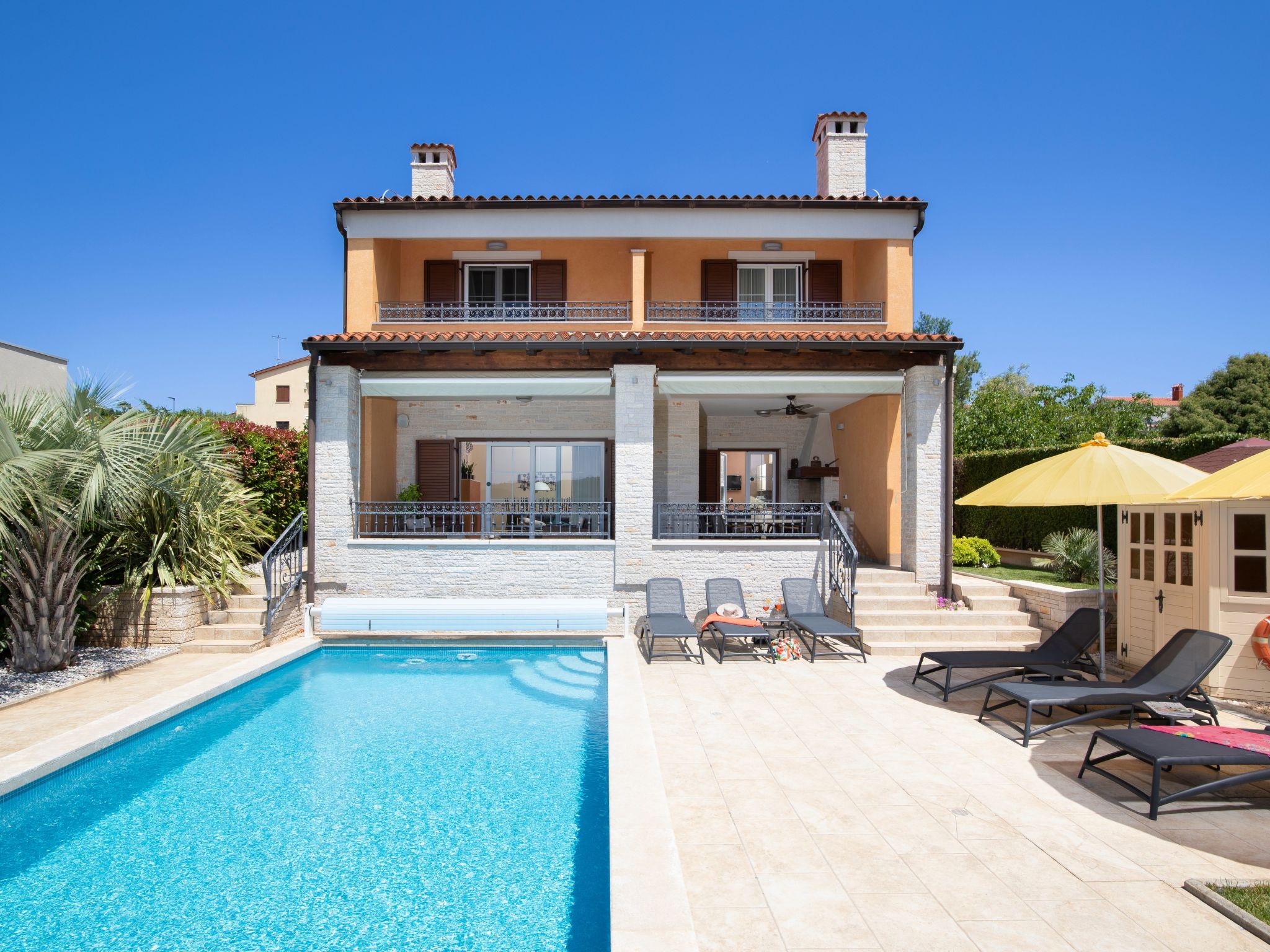 In Pomer mit privatem beheizten Pool und Meerblick