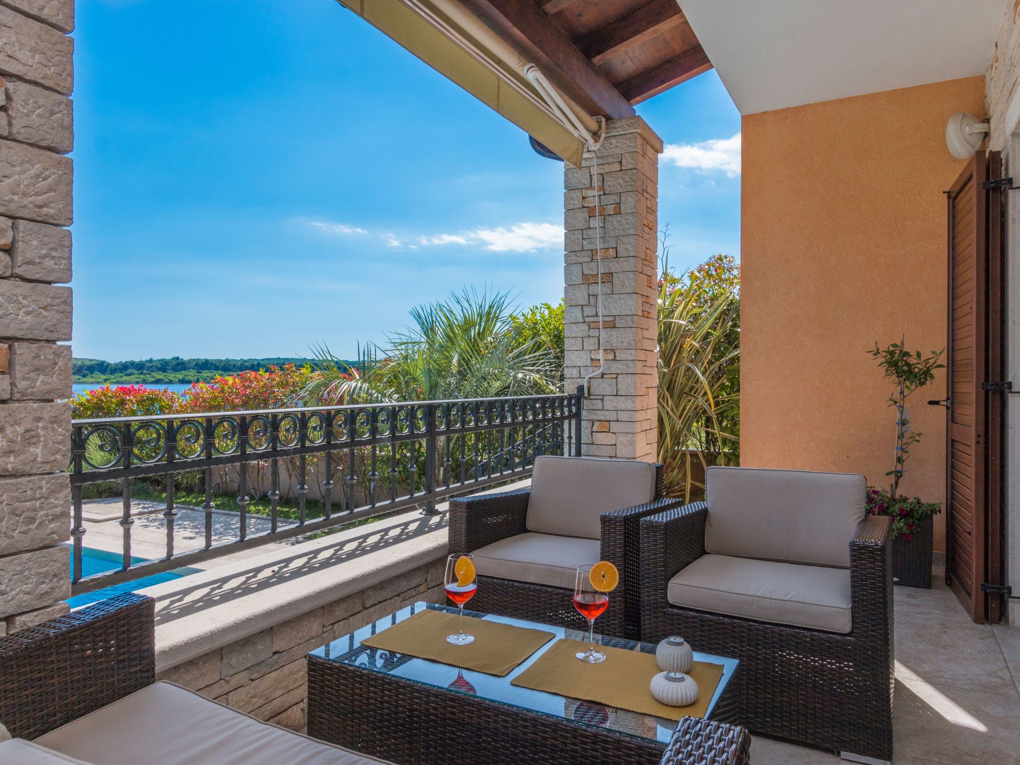 In Pomer mit privatem beheizten Pool und Meerblick-Image-tags.info