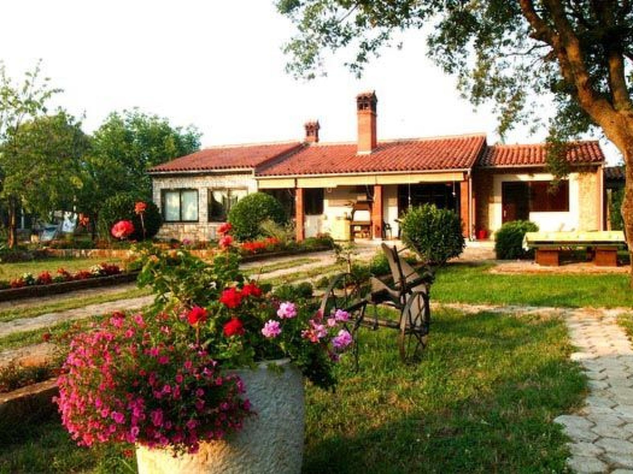 Anwesen "Nina" auf einem eingezäunten Grundstück-Image-tags.info