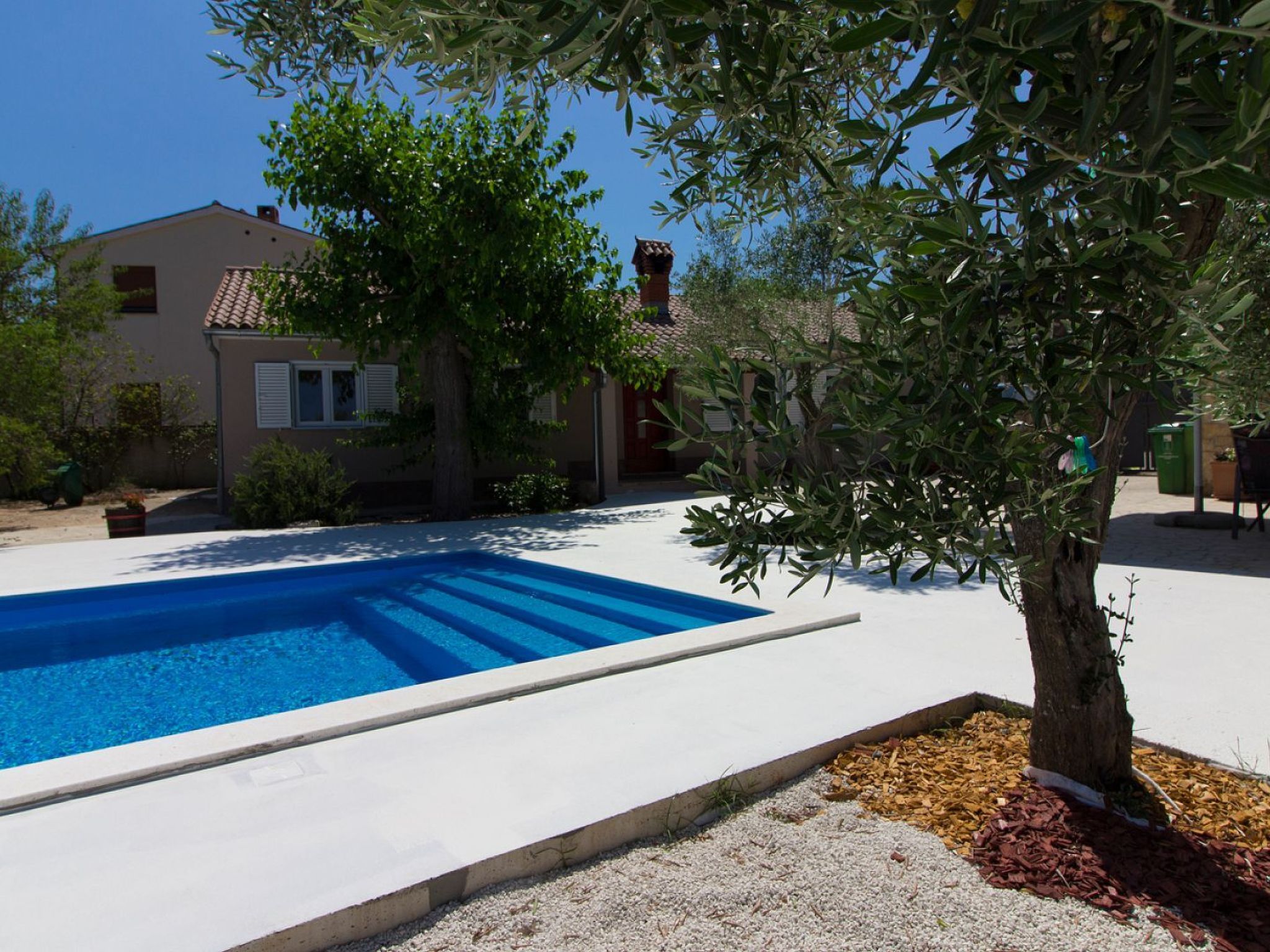 AQUA mit Pool-Dedans